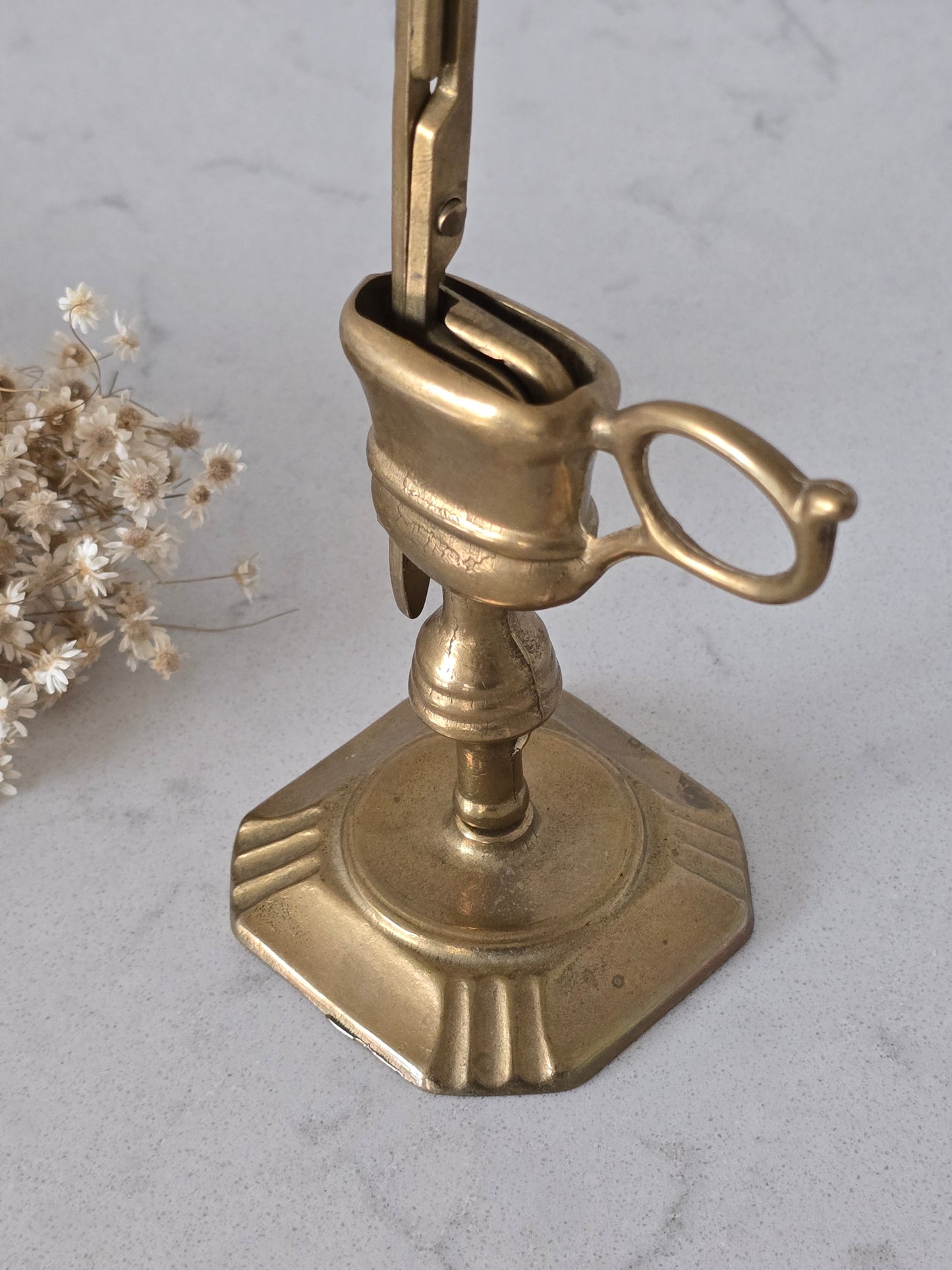 vanha messinkinen kynttilänsmmutin