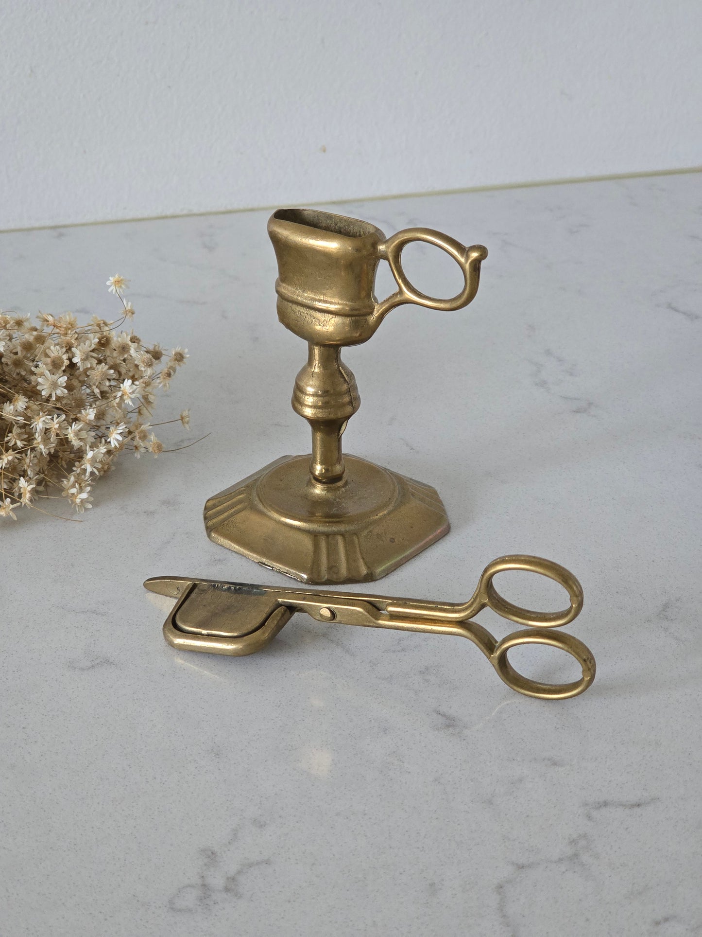 messinkinen vanha kynttilänsammutin