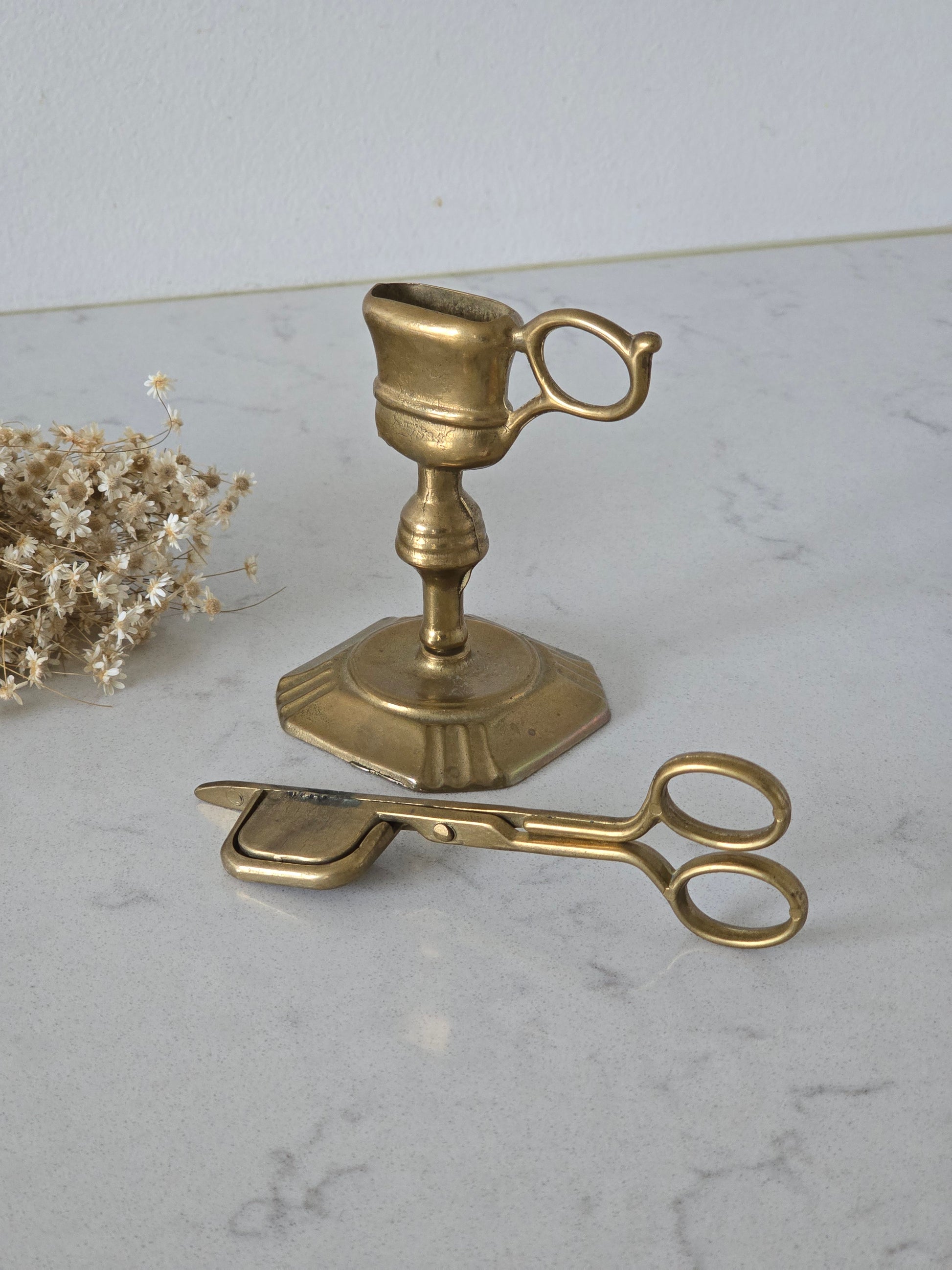 messinkinen vanha kynttilänsammutin