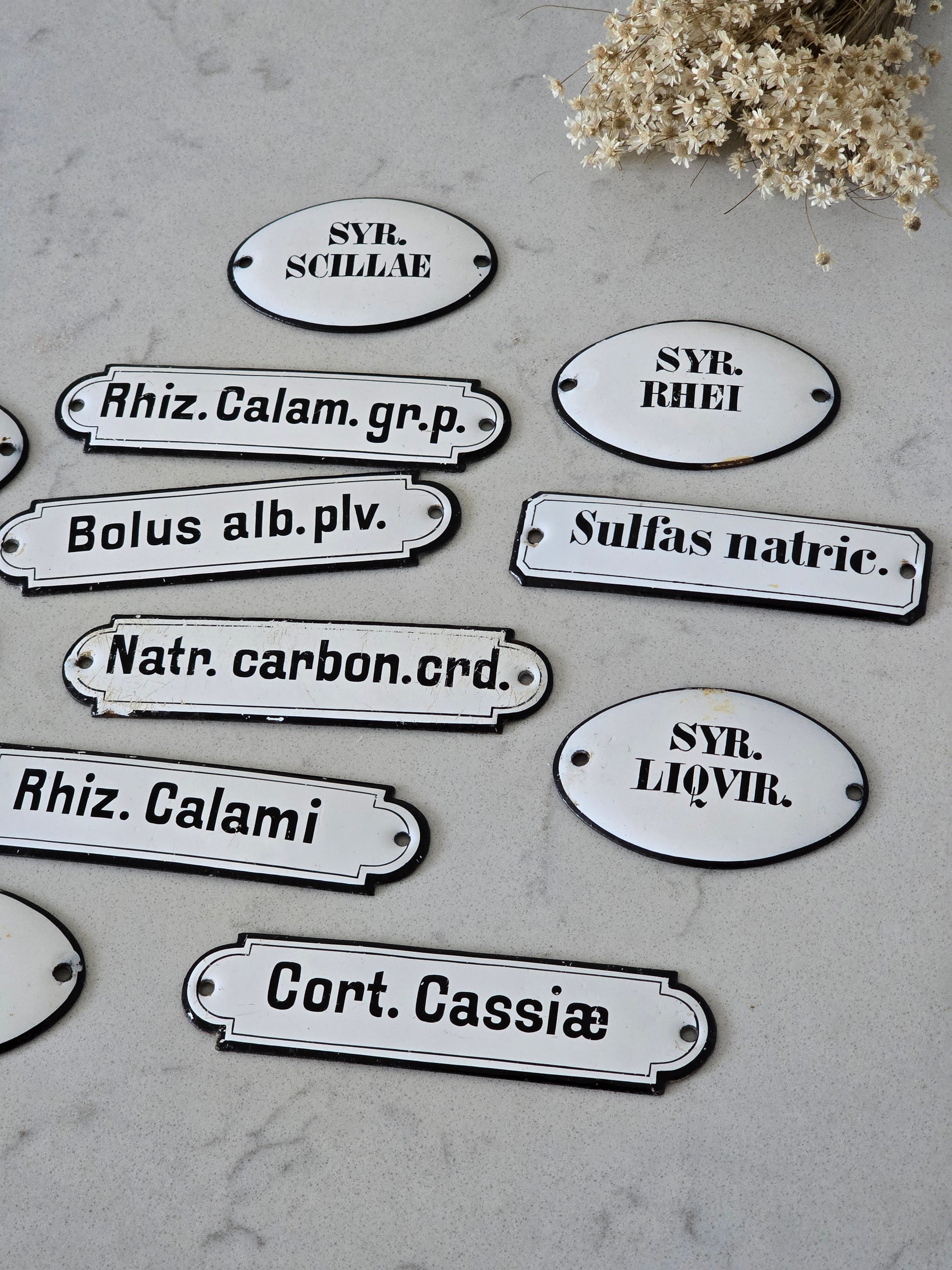 vanhat apteekin emalikyltit