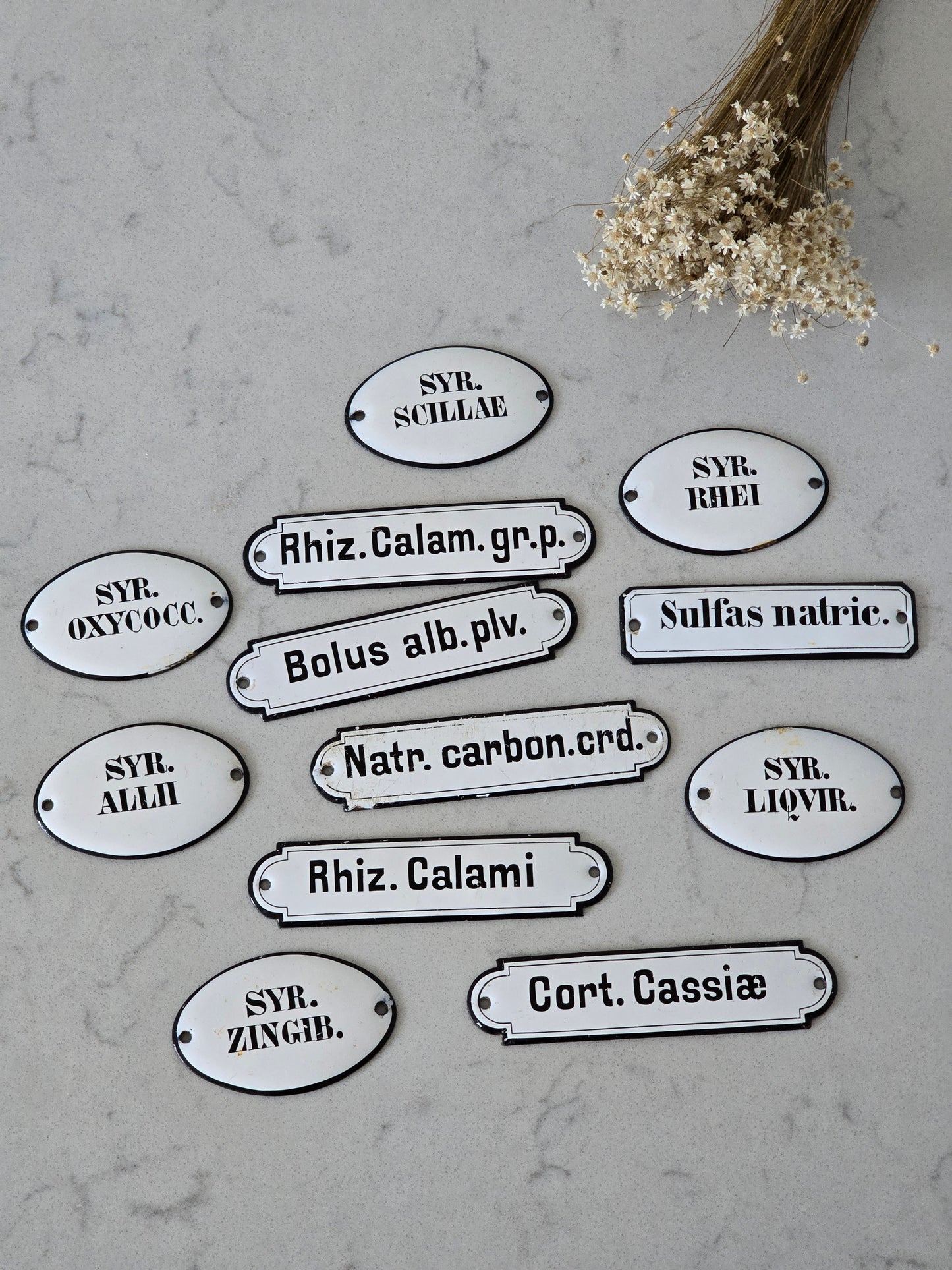 vanhat apteekin emalikyltit