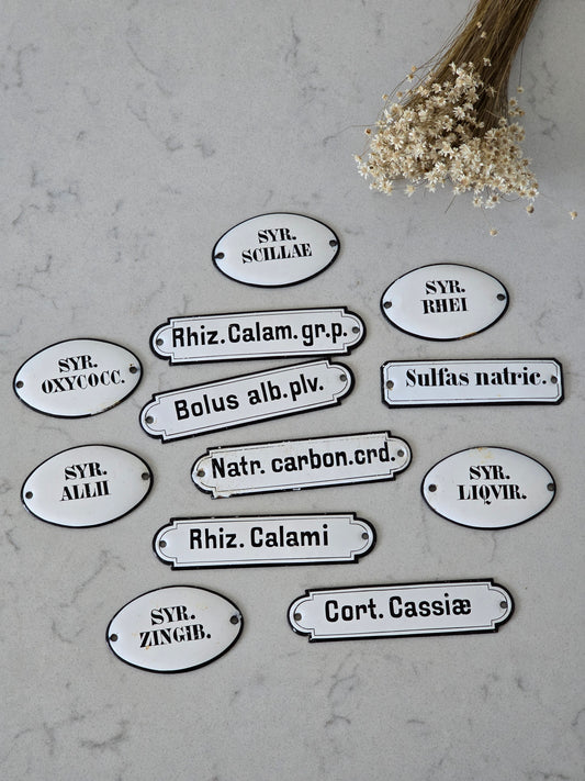 vanhat apteekin emalikyltit