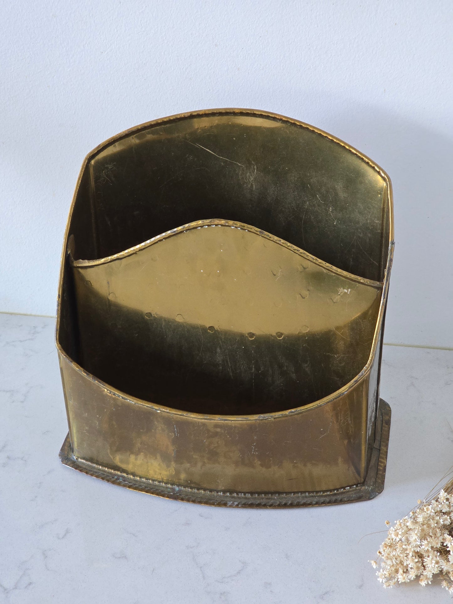 Messinginvärinen lehtiteline