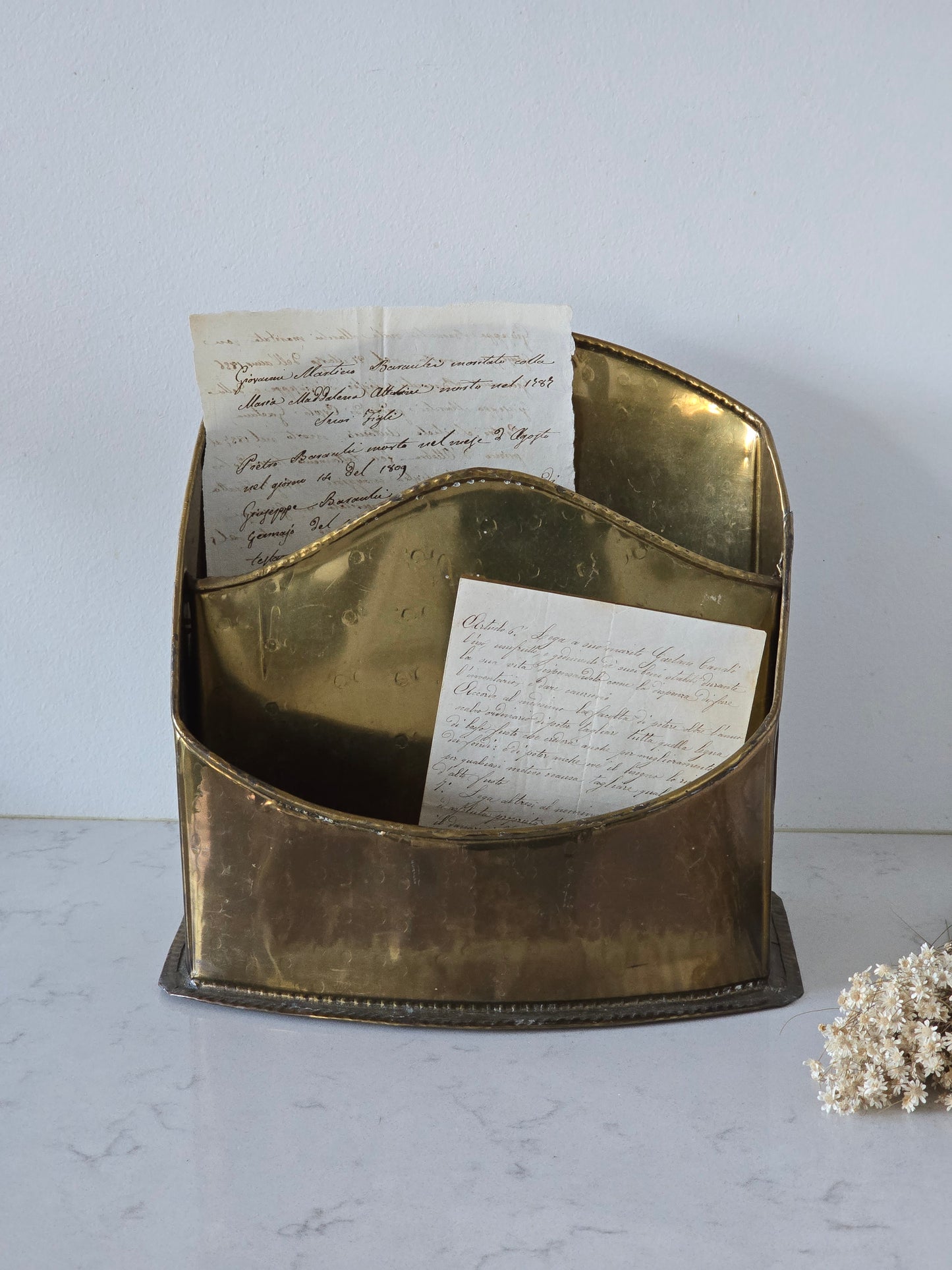 Messinginvärinen lehtiteline