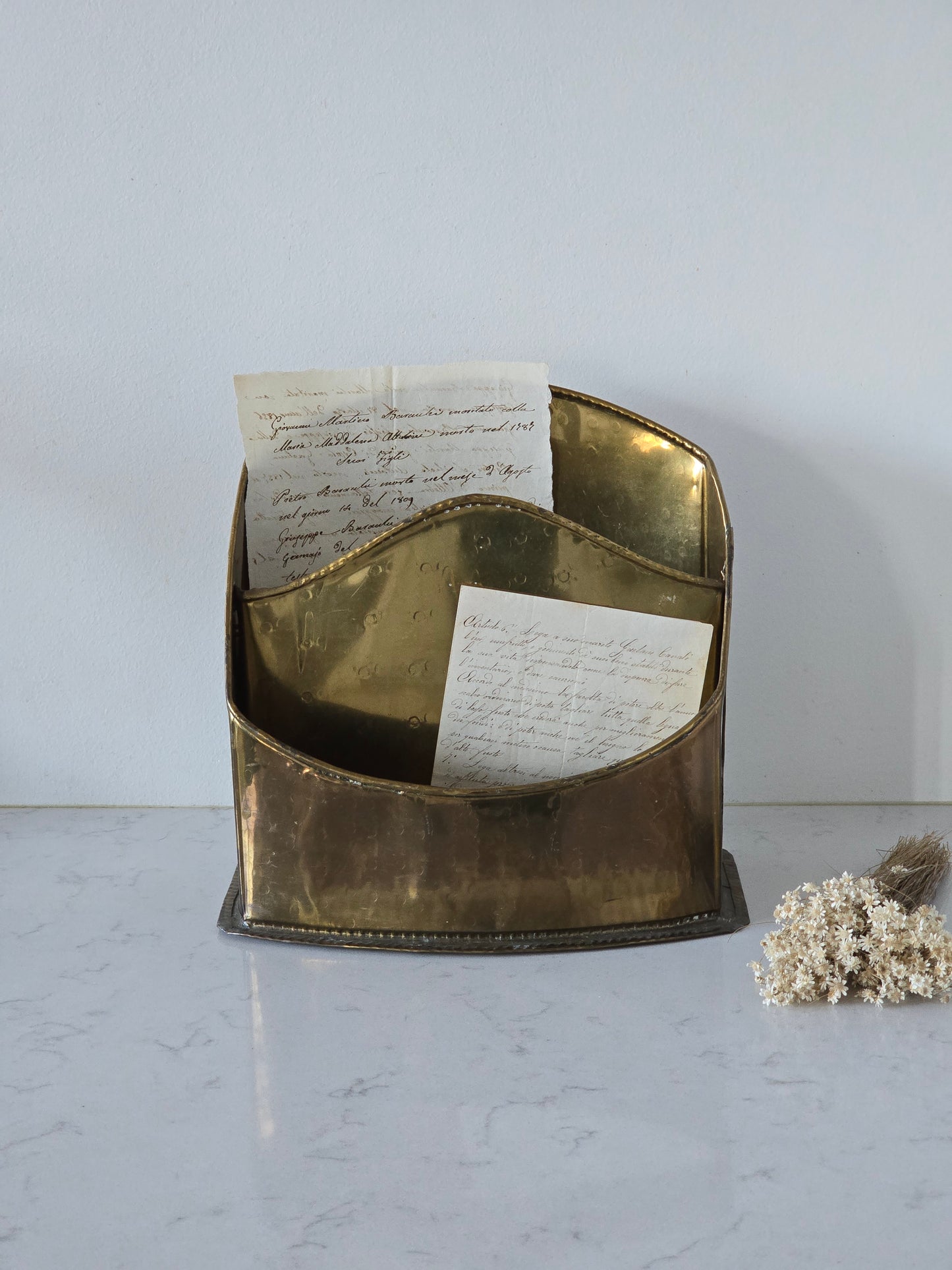 Messinginvärinen lehtiteline