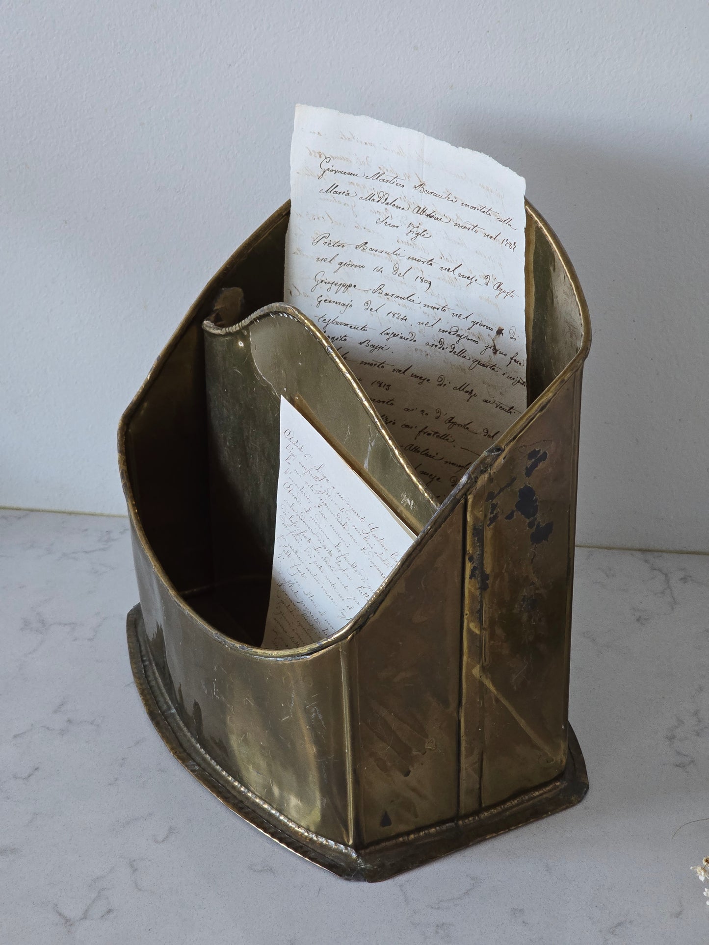 Messinginvärinen lehtiteline