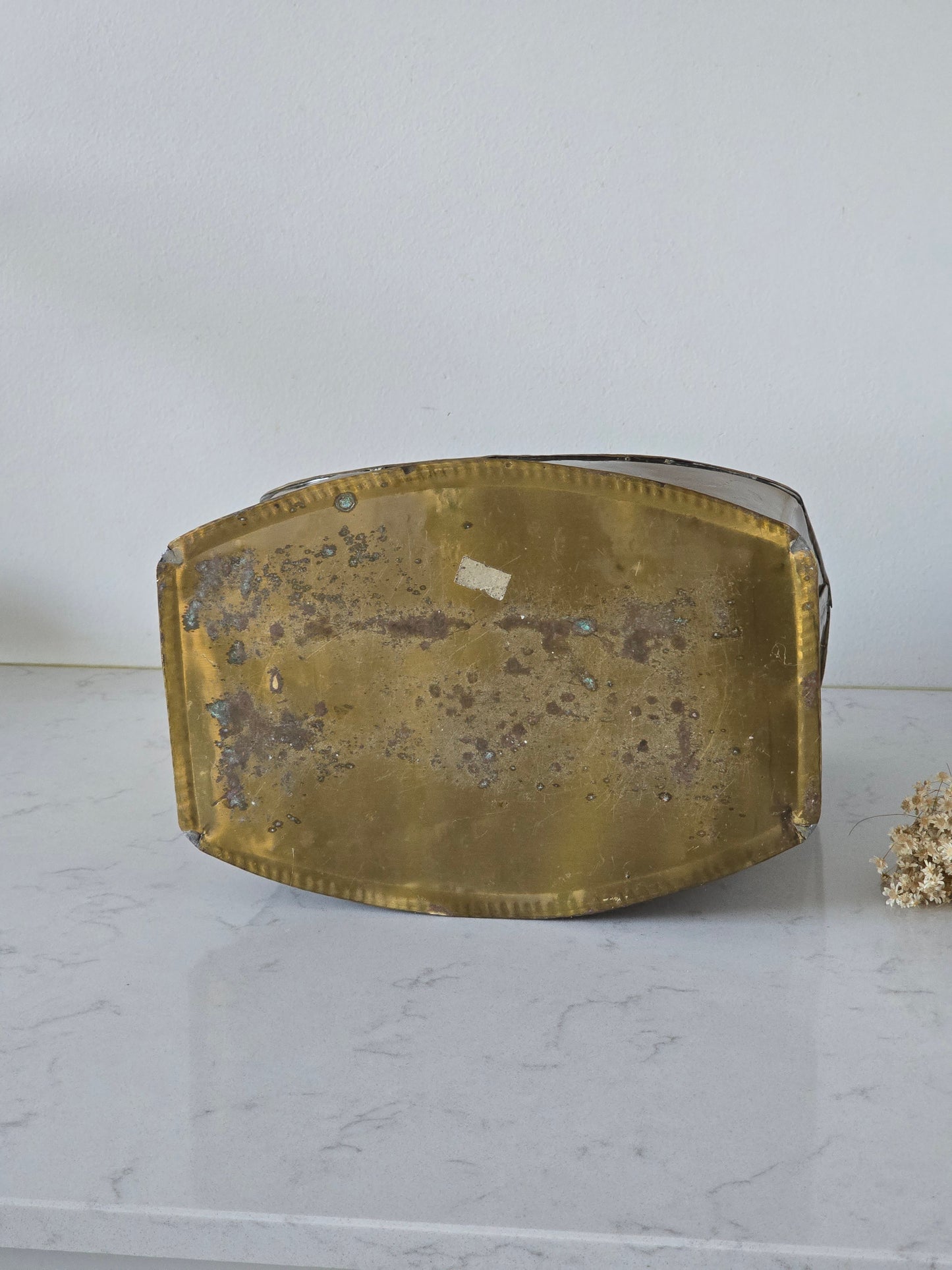 Messinginvärinen lehtiteline