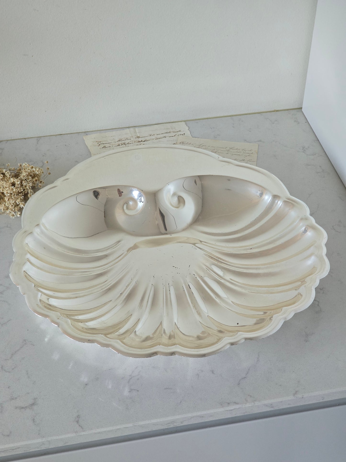 Vanha isokokoinen vintage simpukka-astia