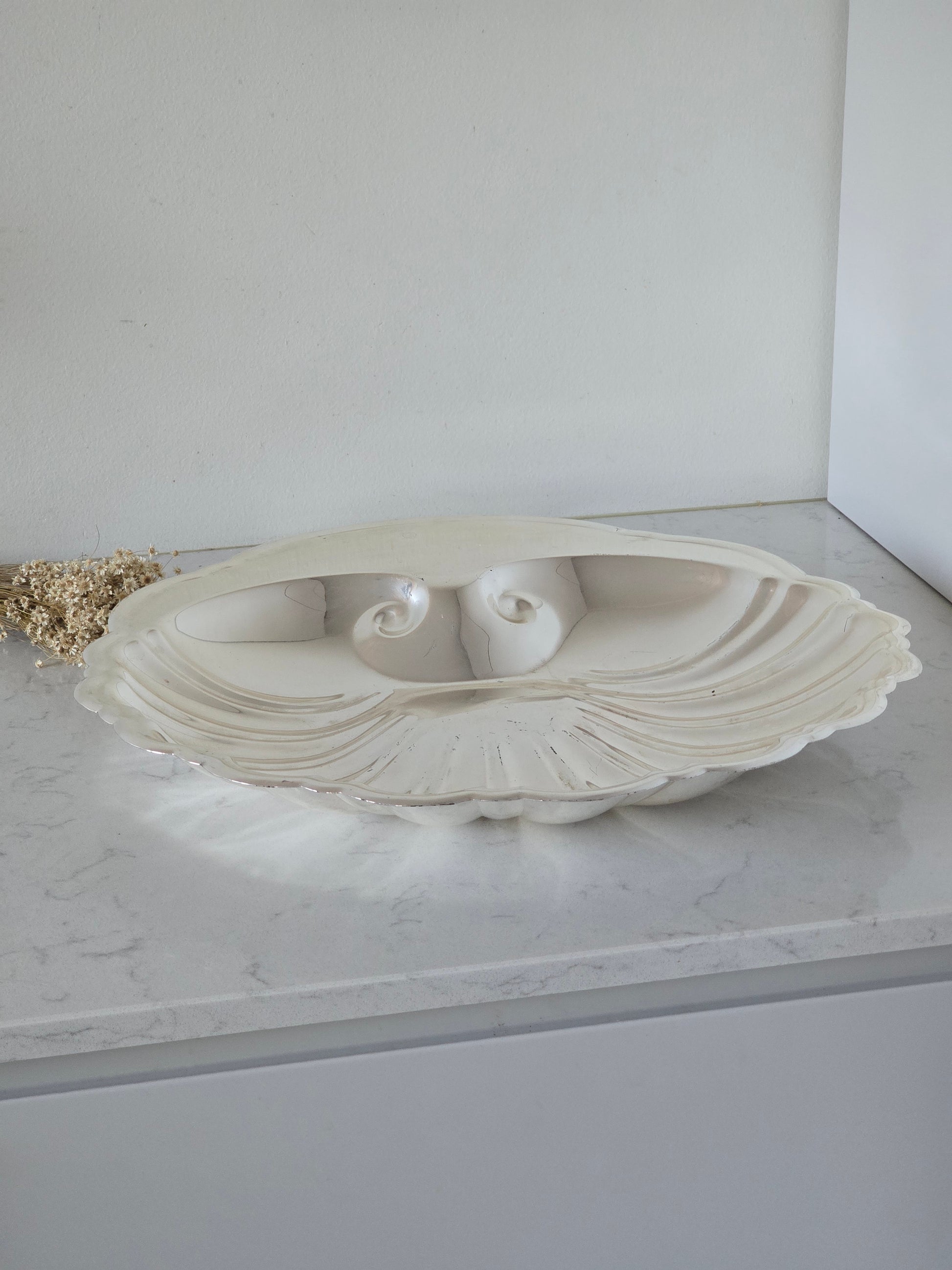 Vanha isokokoinen vintage simpukka-astia