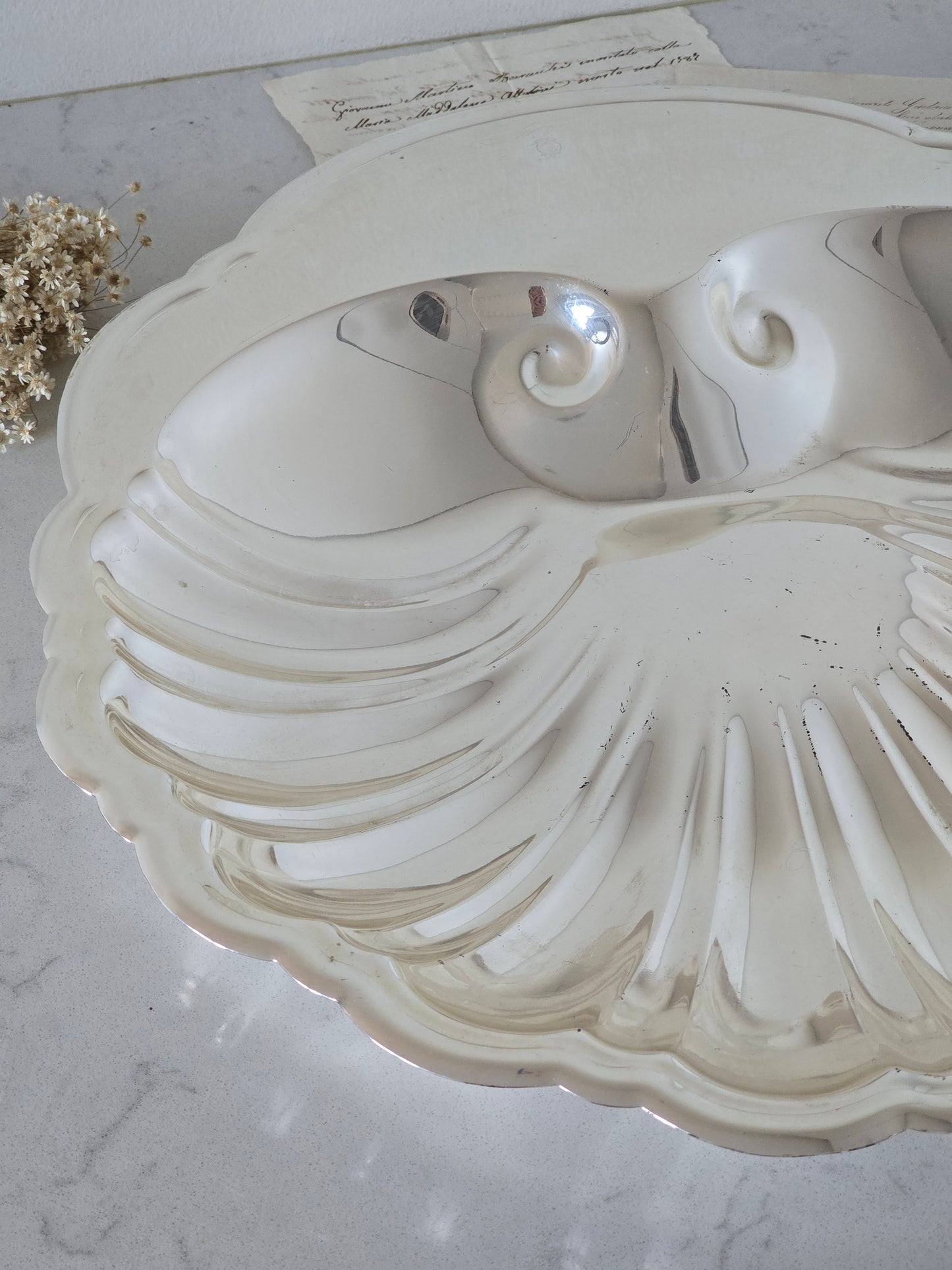 Vanha isokokoinen vintage simpukka-astia