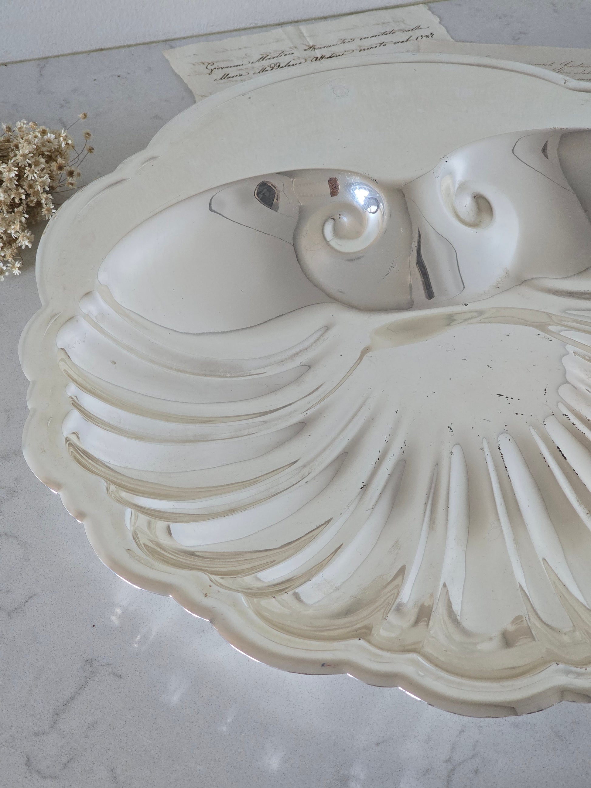 Vanha isokokoinen vintage simpukka-astia