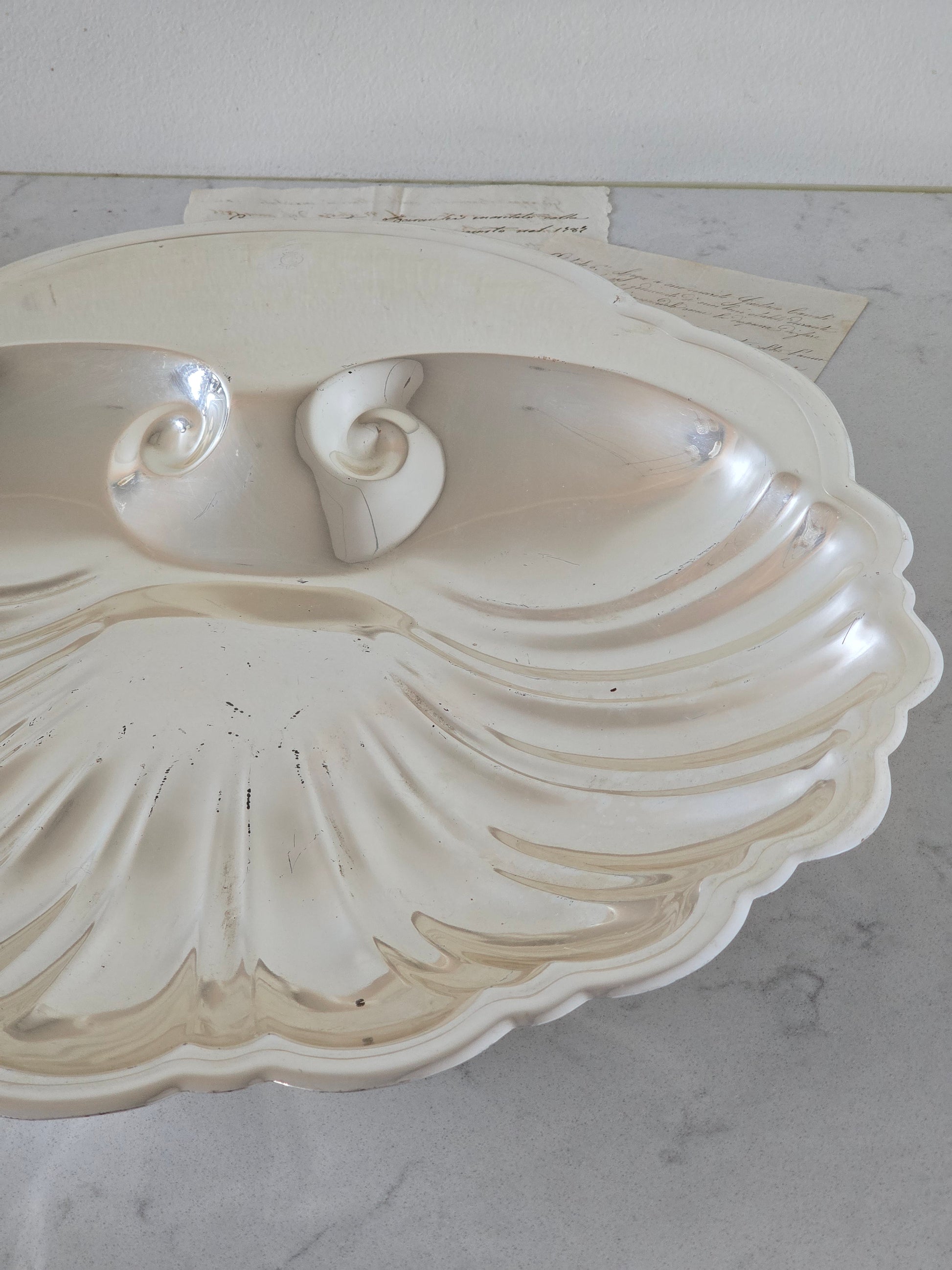 Vanha isokokoinen vintage simpukka-astia