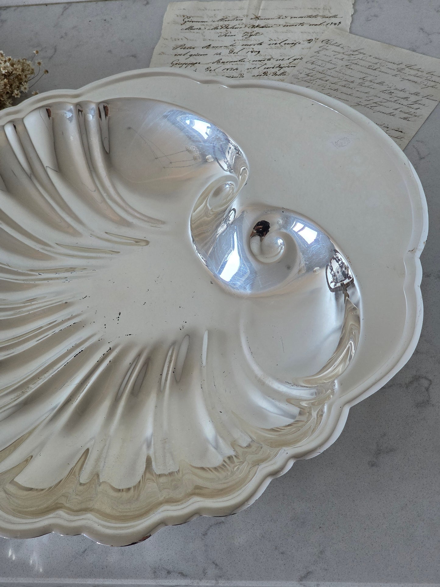 Vanha isokokoinen vintage simpukka-astia