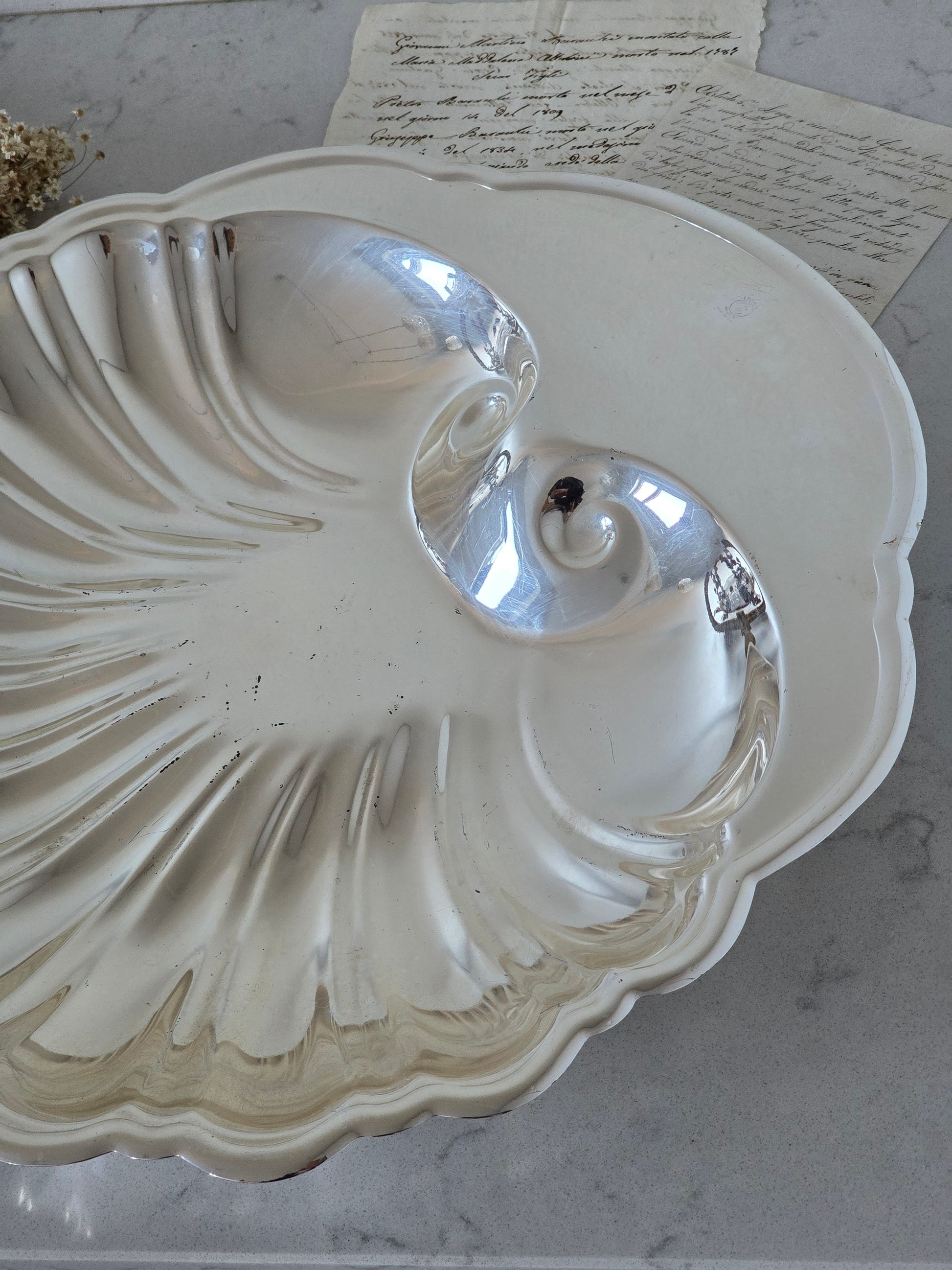 Vanha isokokoinen vintage simpukka-astia