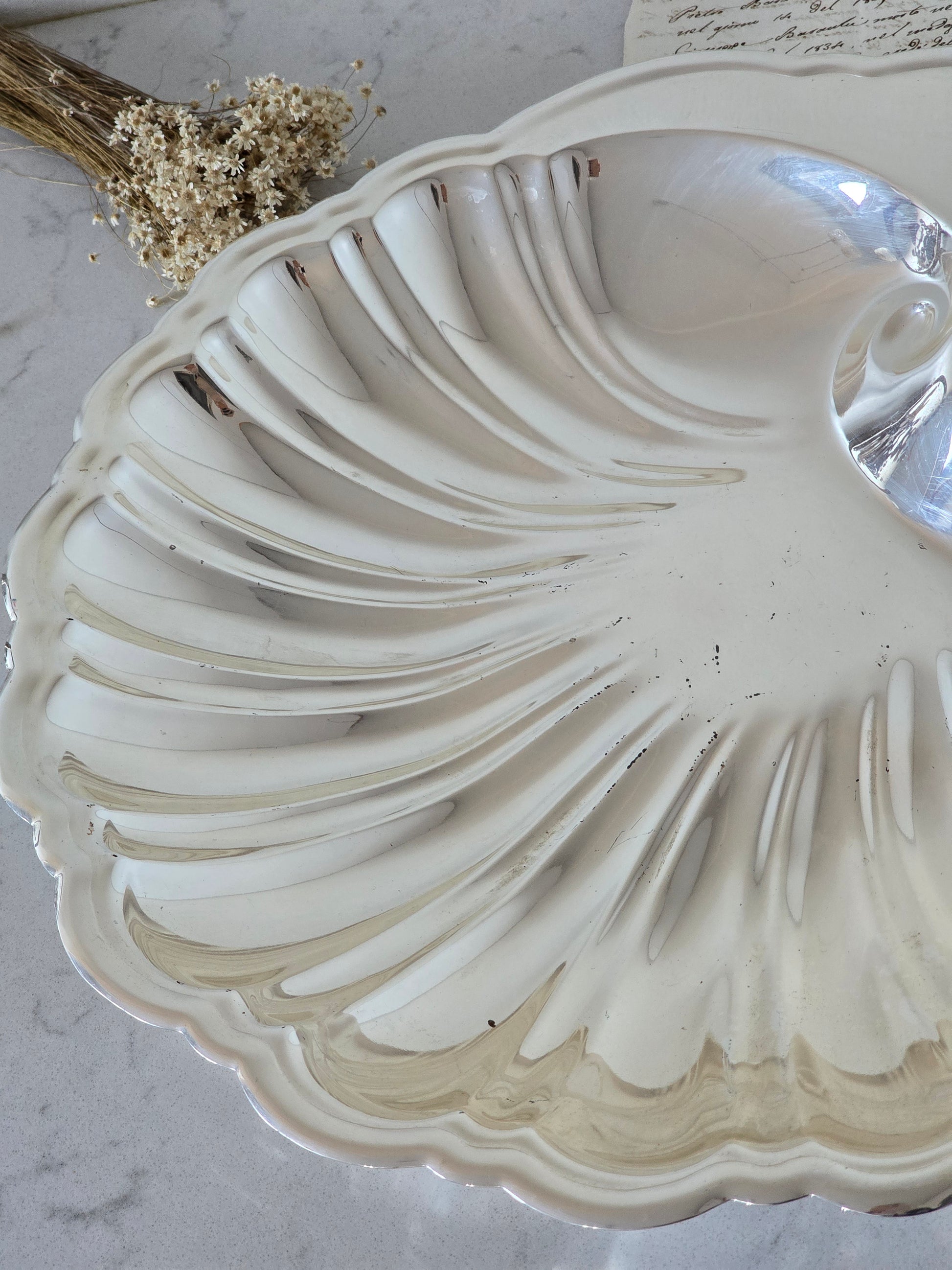 Vanha isokokoinen vintage simpukka-astia