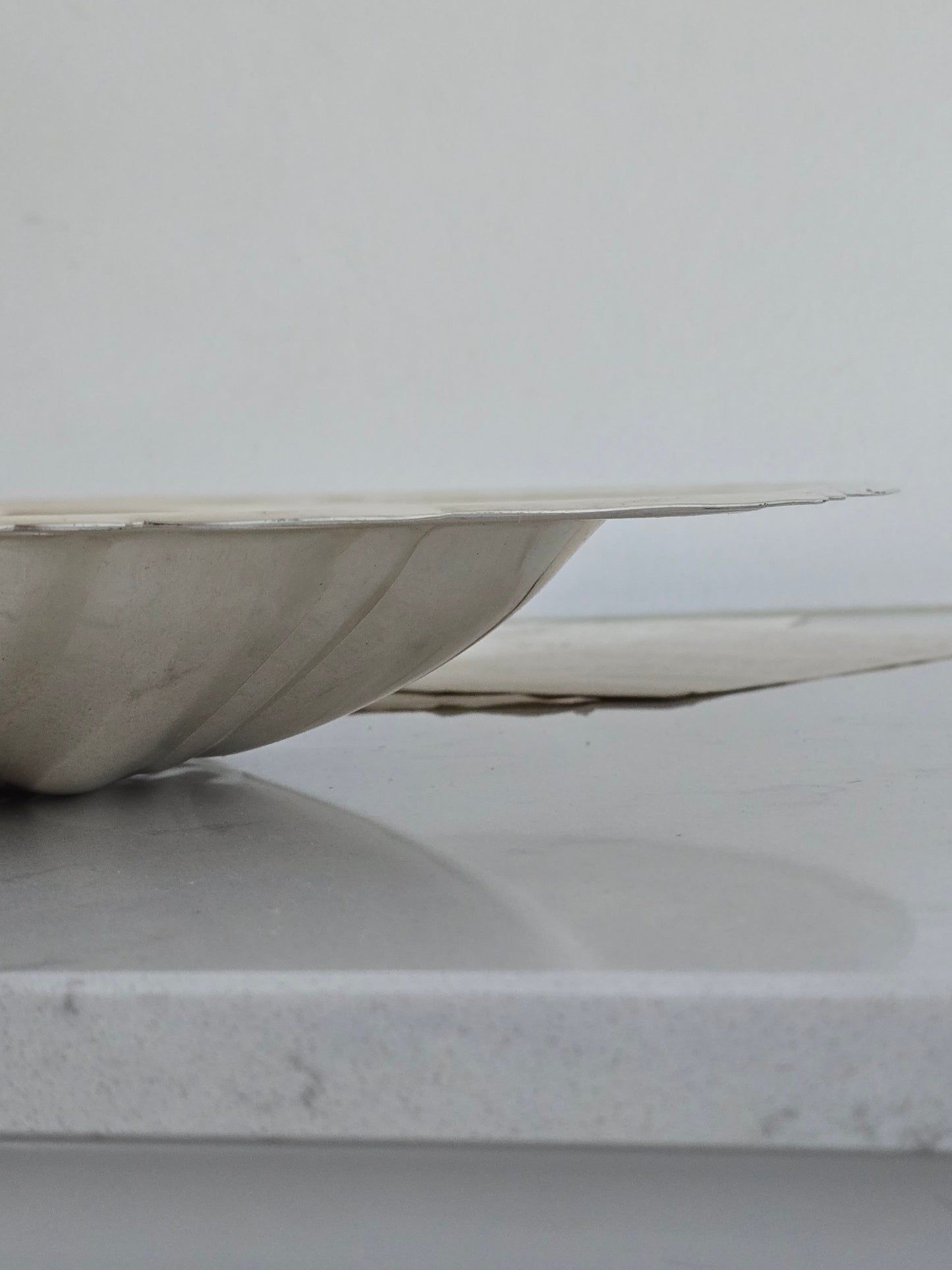 Vanha isokokoinen vintage simpukka-astia