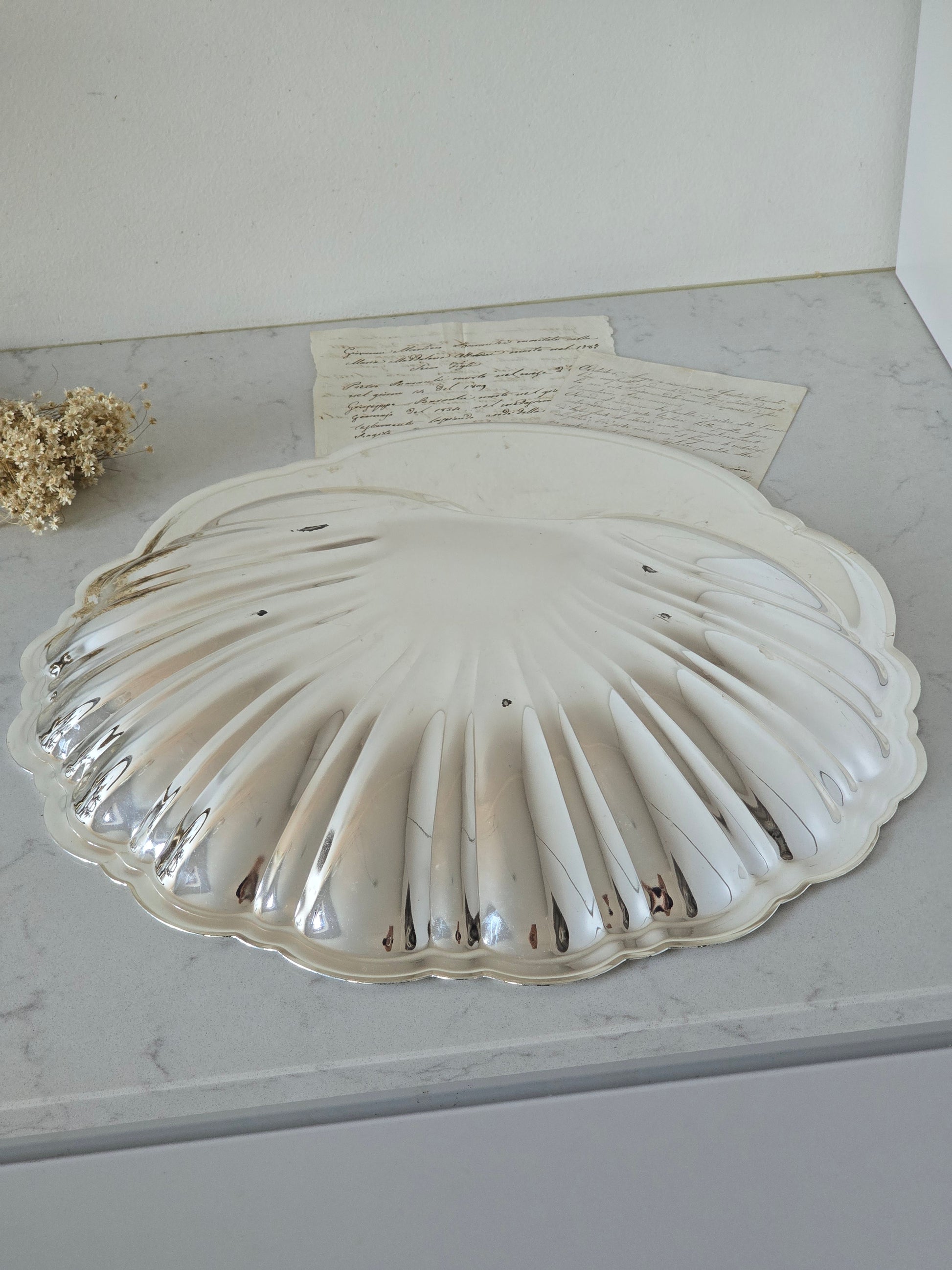 Vanha isokokoinen vintage simpukka-astia