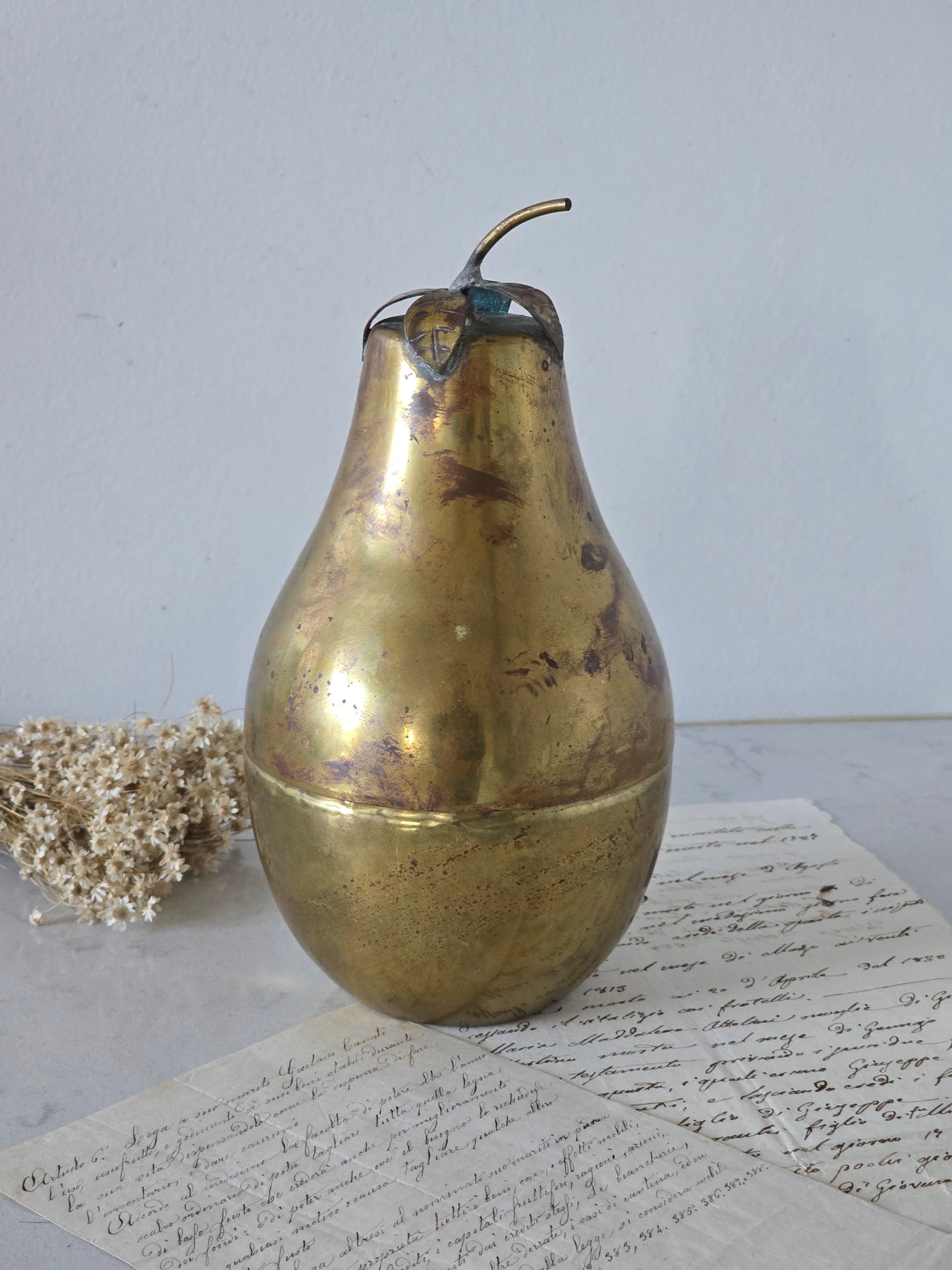 Messinginvärinen vintage päärynärasia