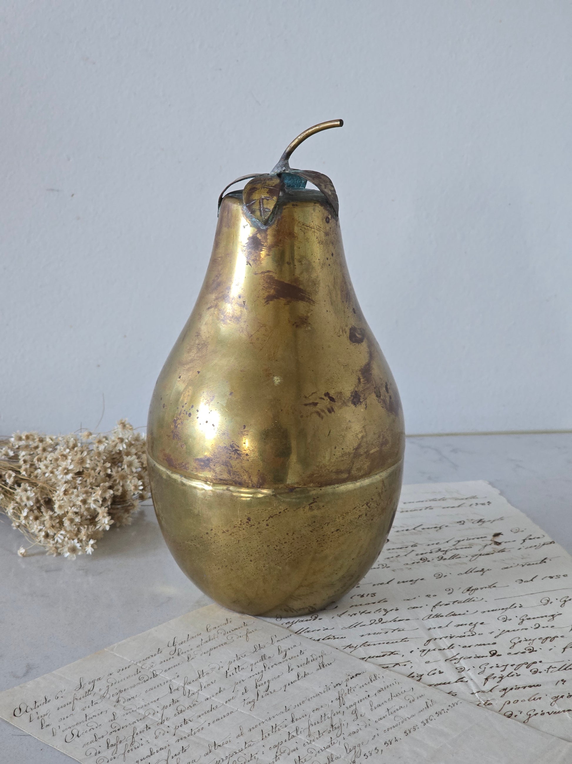 Messinginvärinen vintage päärynärasia