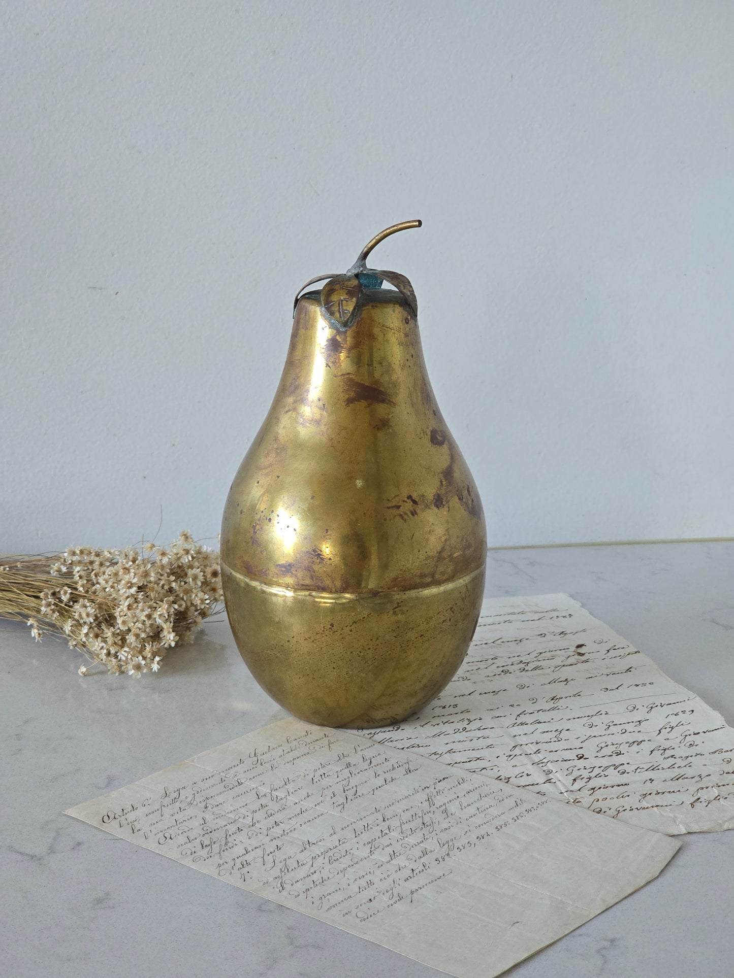 Messinginvärinen vintage päärynärasia