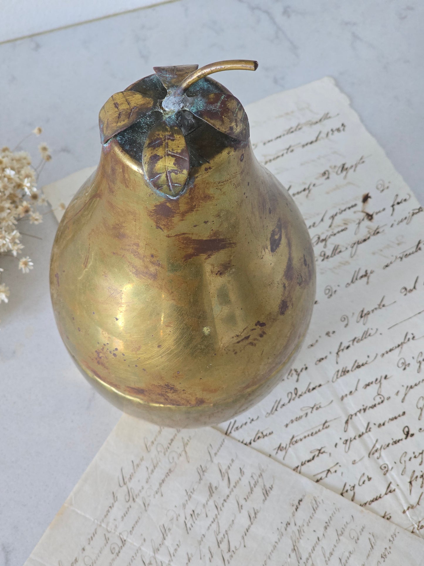 Messinginvärinen vintage päärynärasia