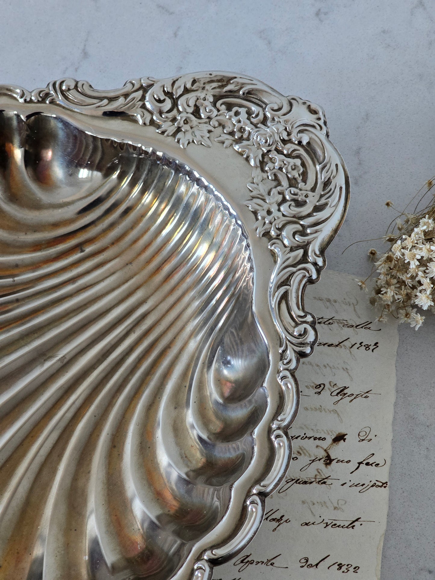 viehättävällä tavalla patinoitunut vintage simpukka-astia