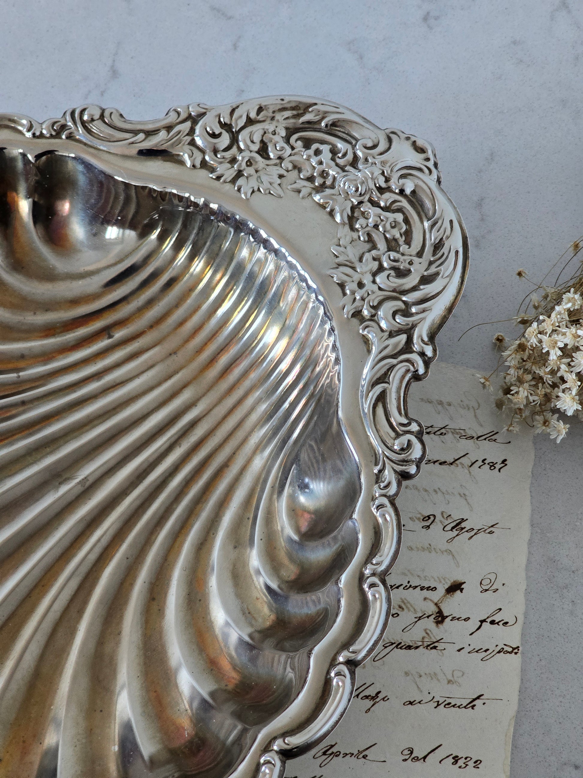 viehättävällä tavalla patinoitunut vintage simpukka-astia