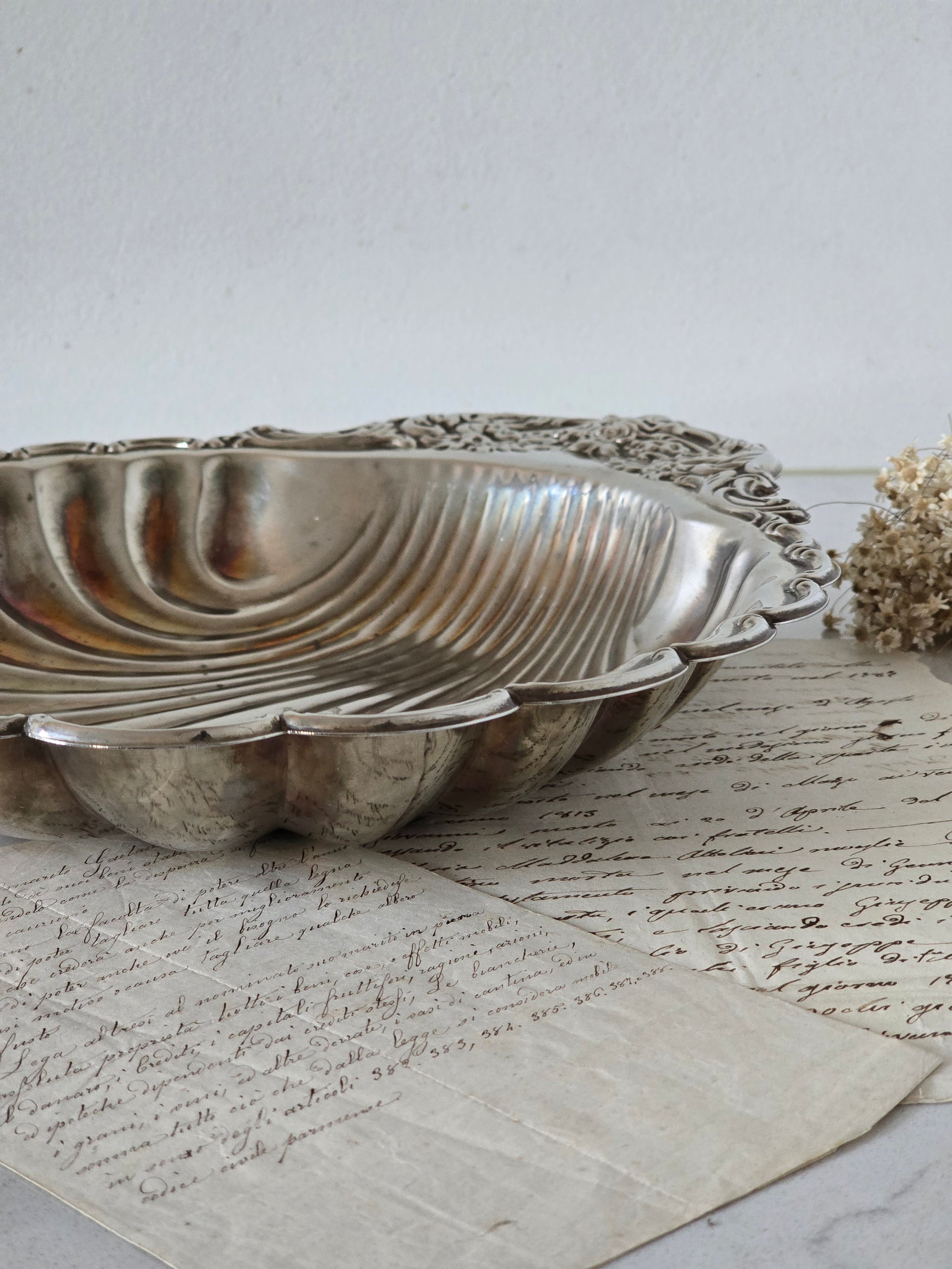 viehättävällä tavalla patinoitunut vintage simpukka-astia