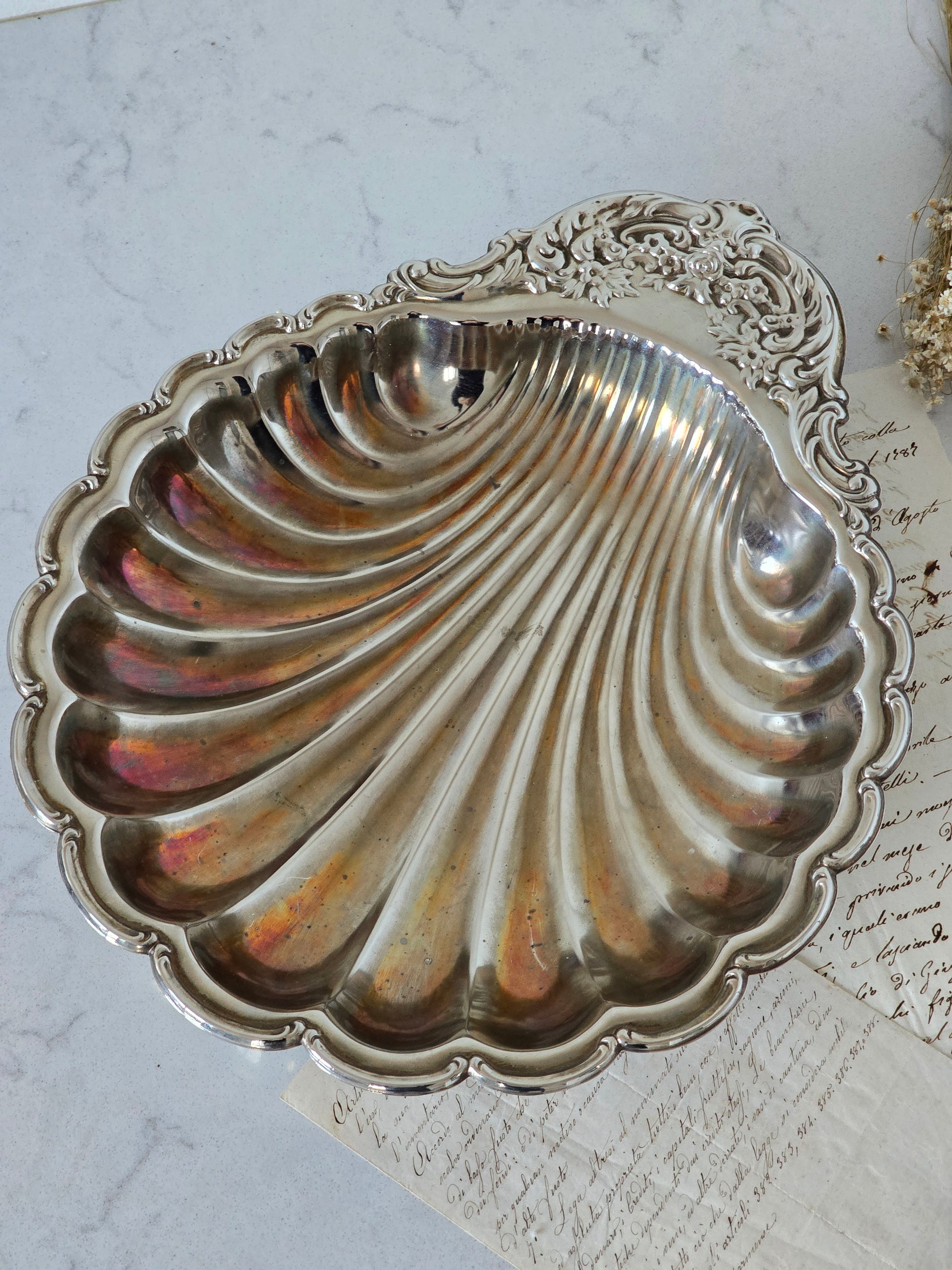 viehättävällä tavalla patinoitunut vintage simpukka-astia