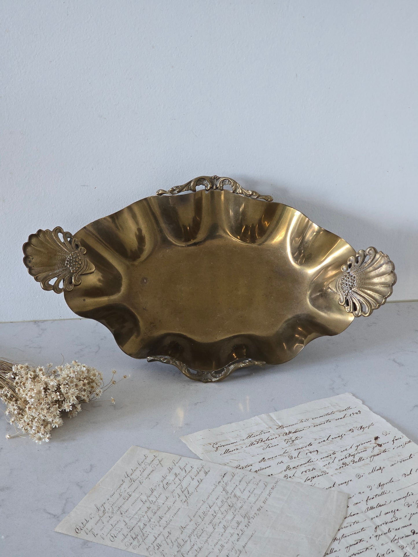 messinginvärinen vintage tarjoiluastia simpukkakoristeilla