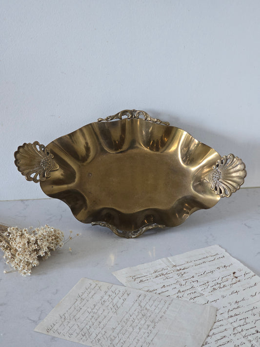 messinginvärinen vintage tarjoiluastia simpukkakoristeilla