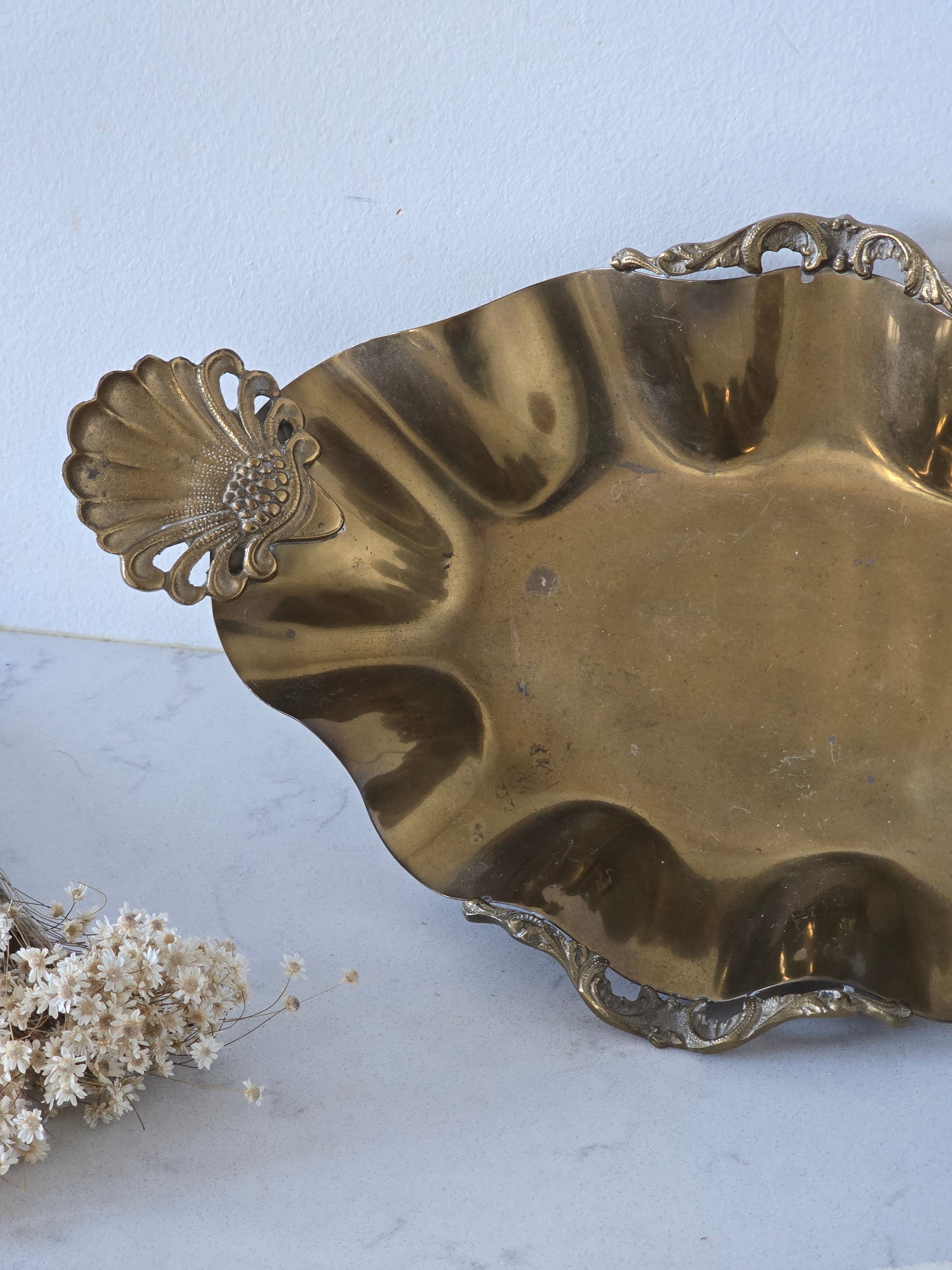 messinginvärinen vintage tarjoiluastia simpukkakoristeilla