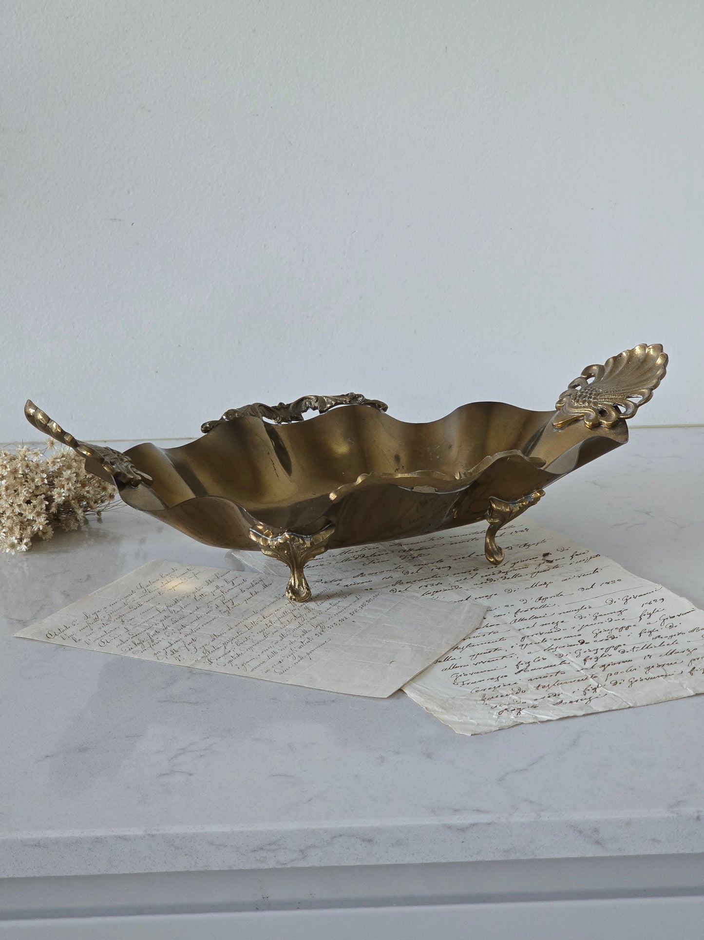 messinginvärinen vintage tarjoiluastia simpukkakoristeilla