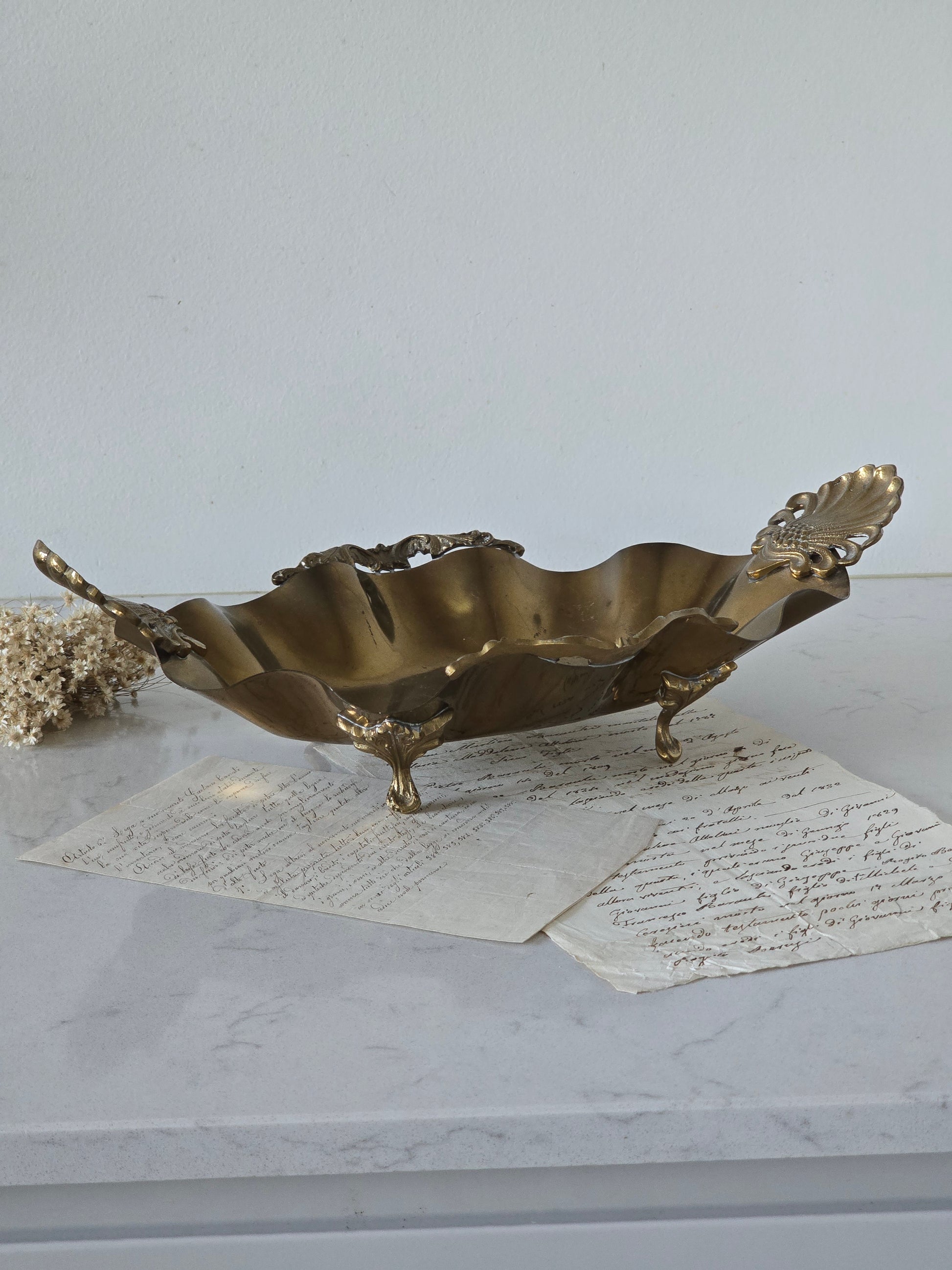 messinginvärinen vintage tarjoiluastia simpukkakoristeilla