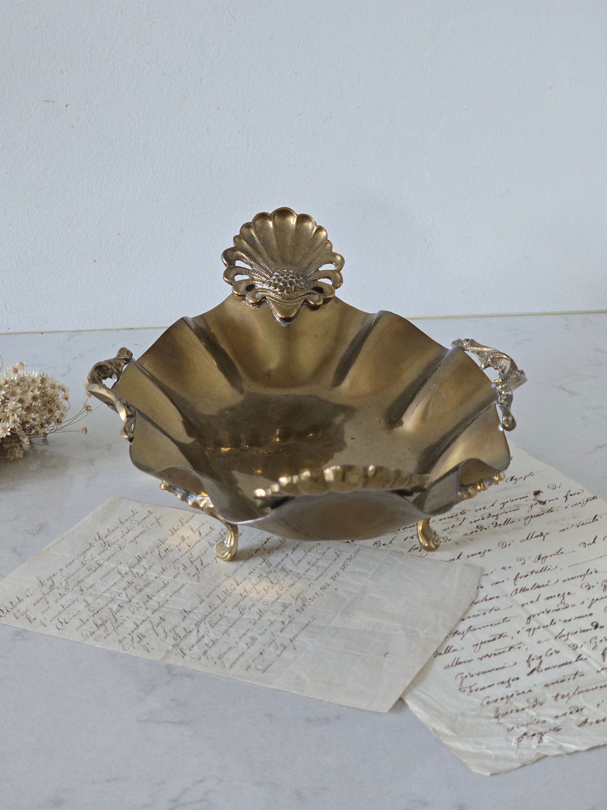 messinginvärinen vintage tarjoiluastia simpukkakoristeilla