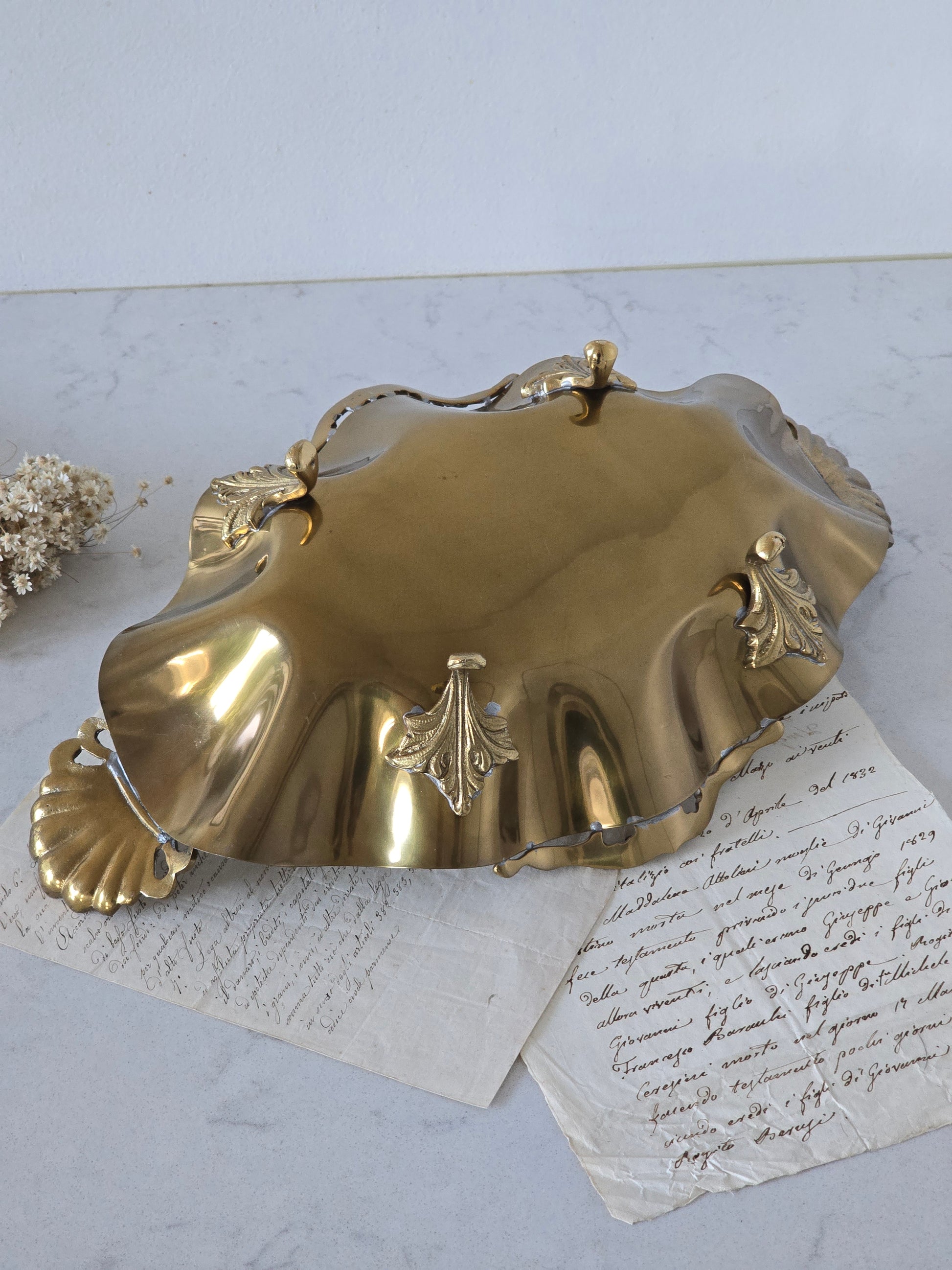 messinginvärinen vintage tarjoiluastia simpukkakoristeilla