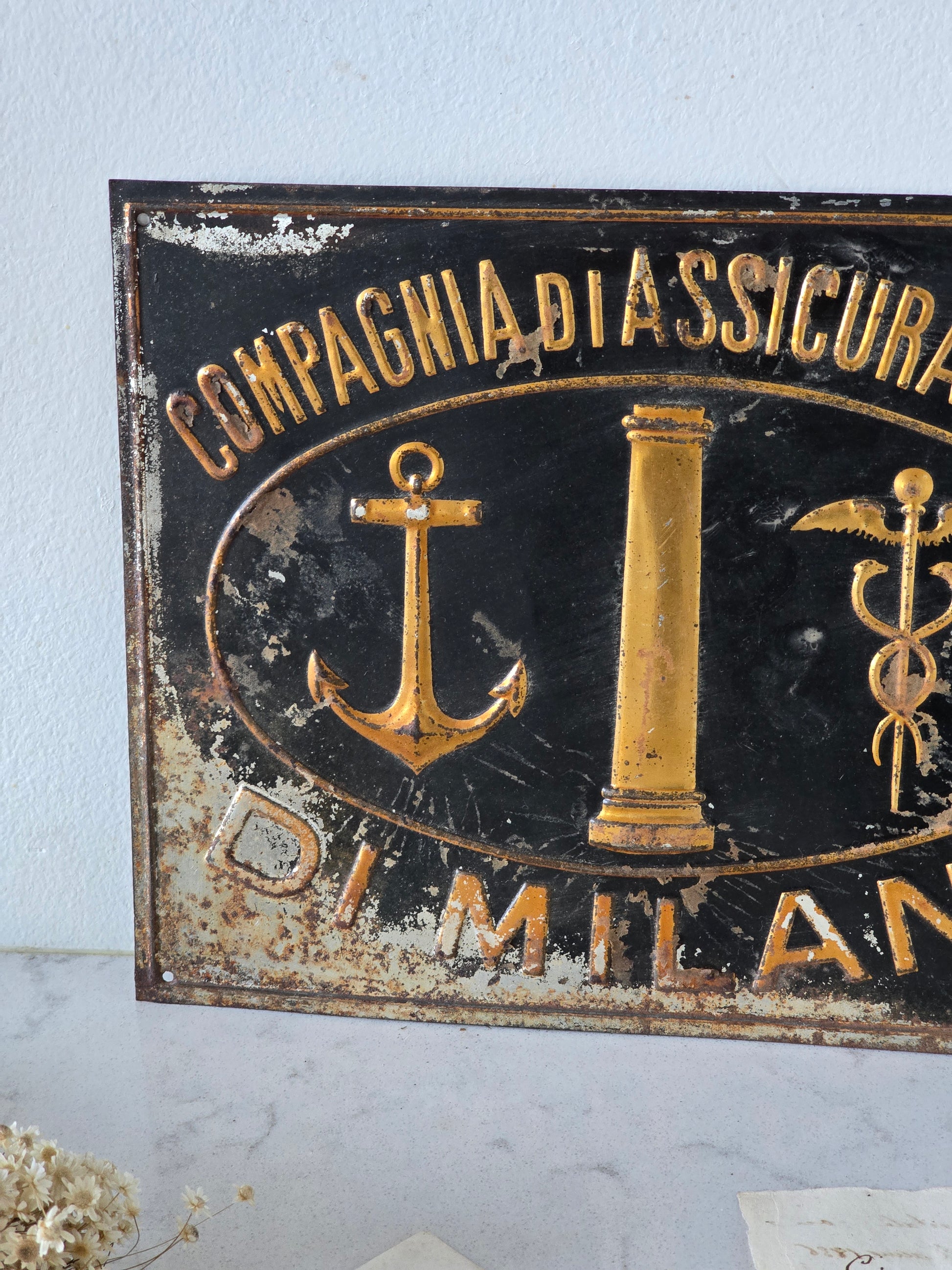 Italialainen vanha vakuutusyhtiön kyltti