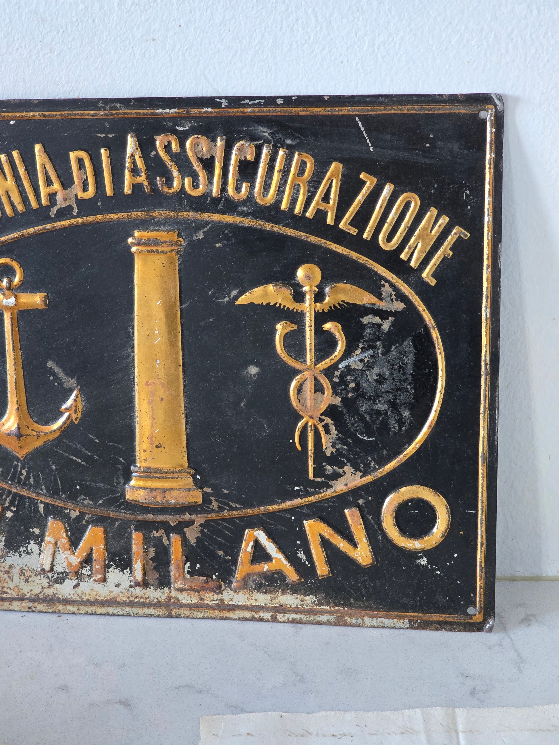 Italialainen vanha vakuutusyhtiön kyltti