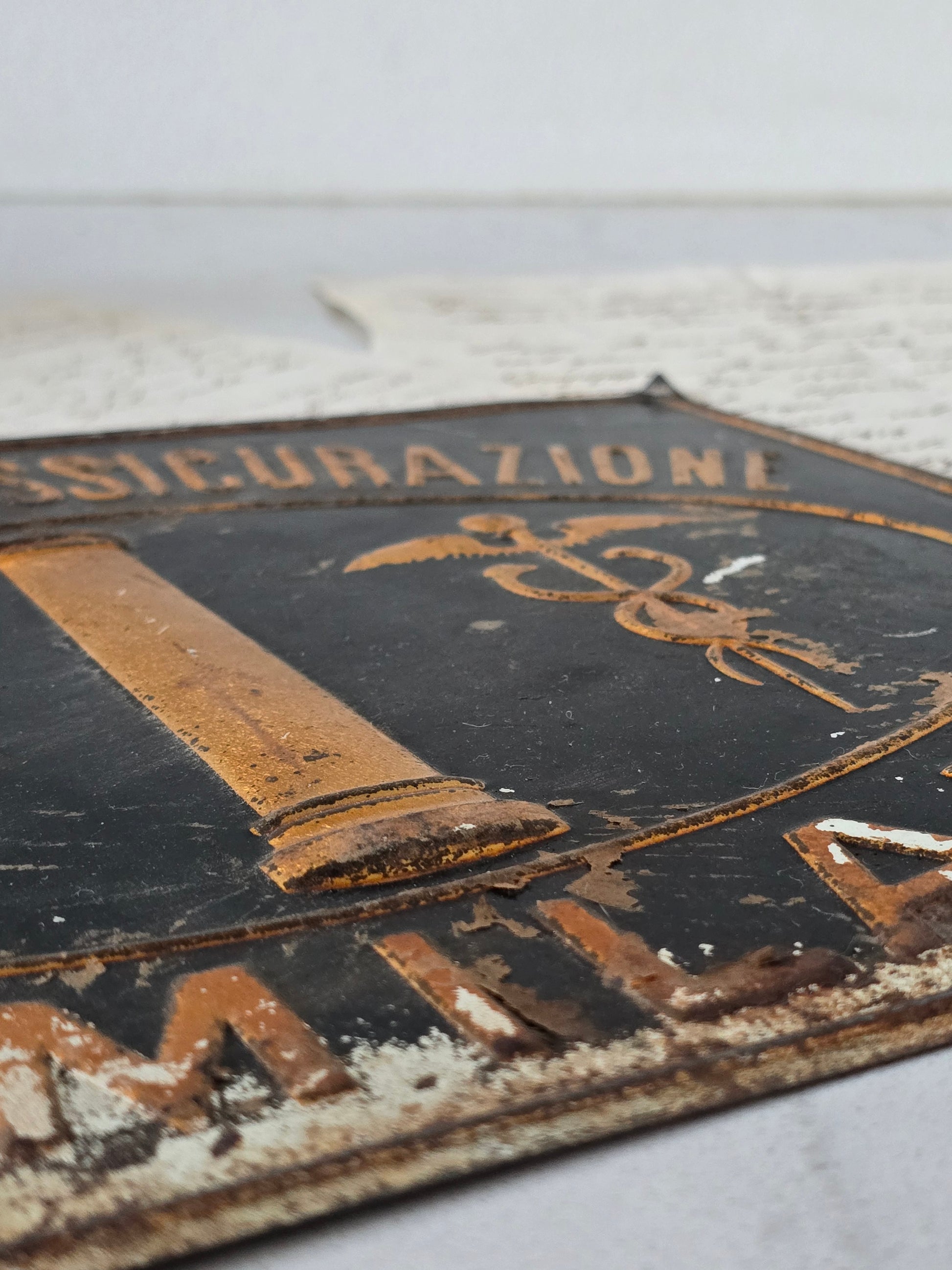 Italialainen vanha vakuutusyhtiön kyltti