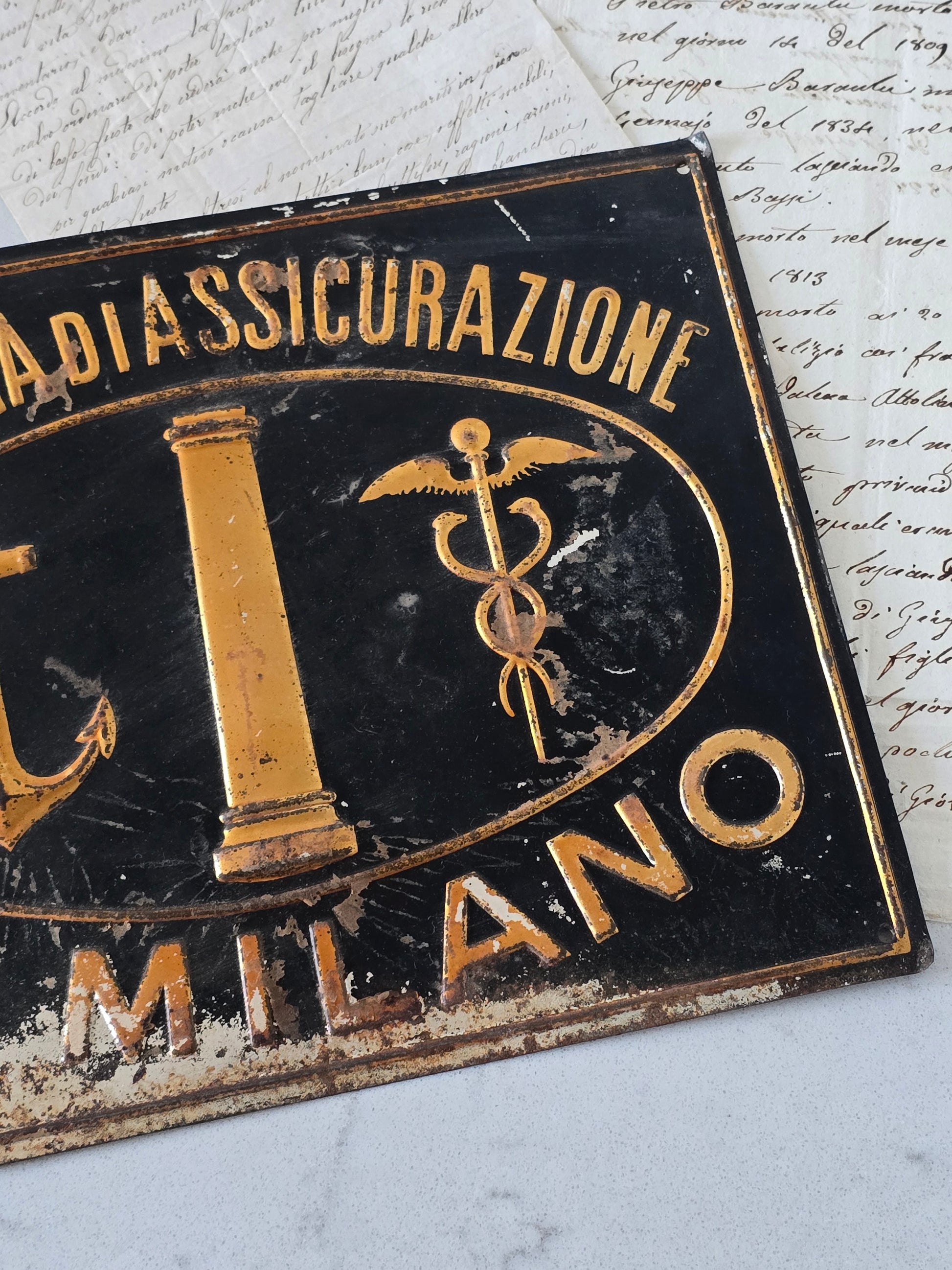 Italialainen vanha vakuutusyhtiön kyltti