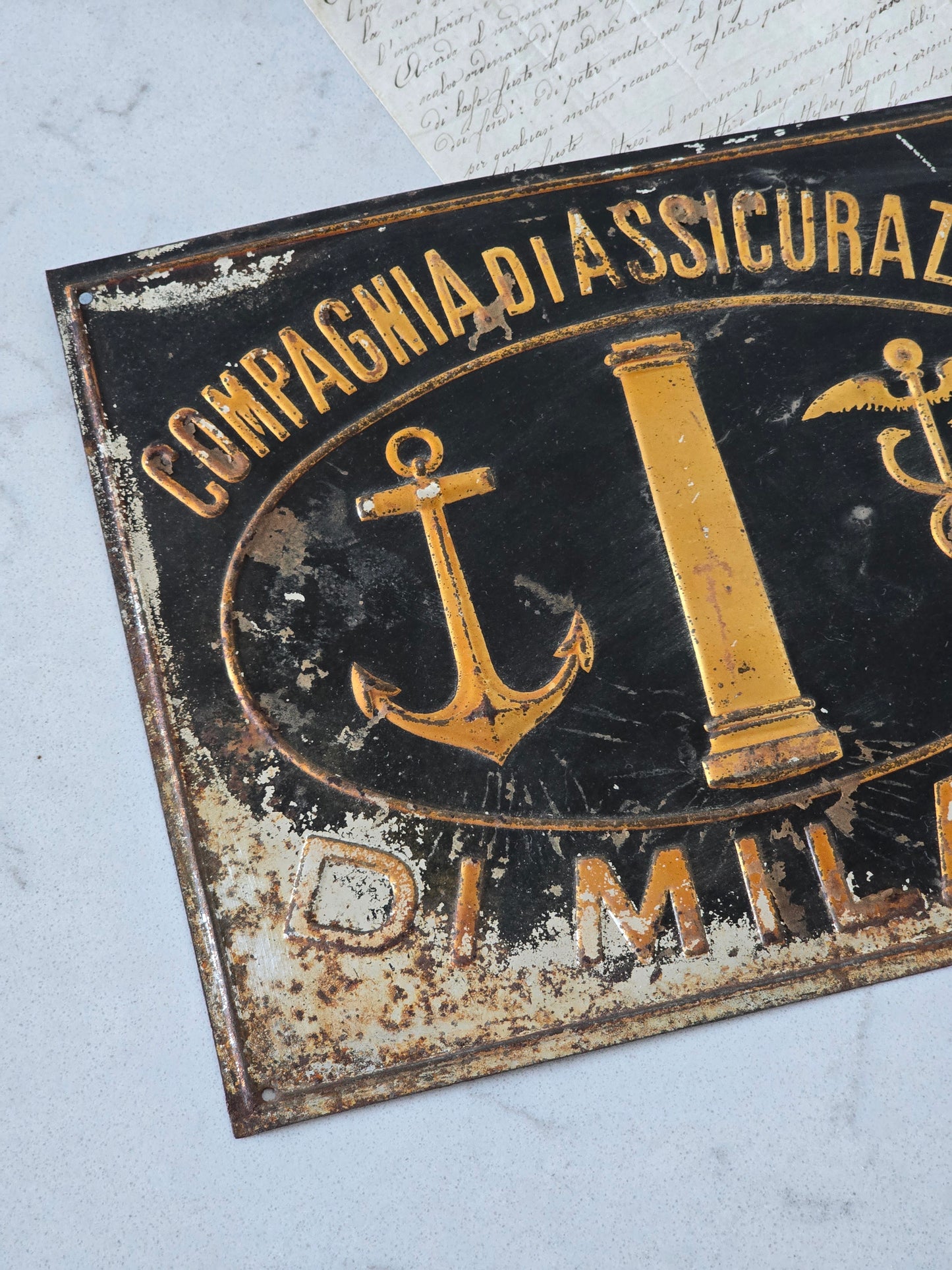 Italialainen vanha vakuutusyhtiön kyltti