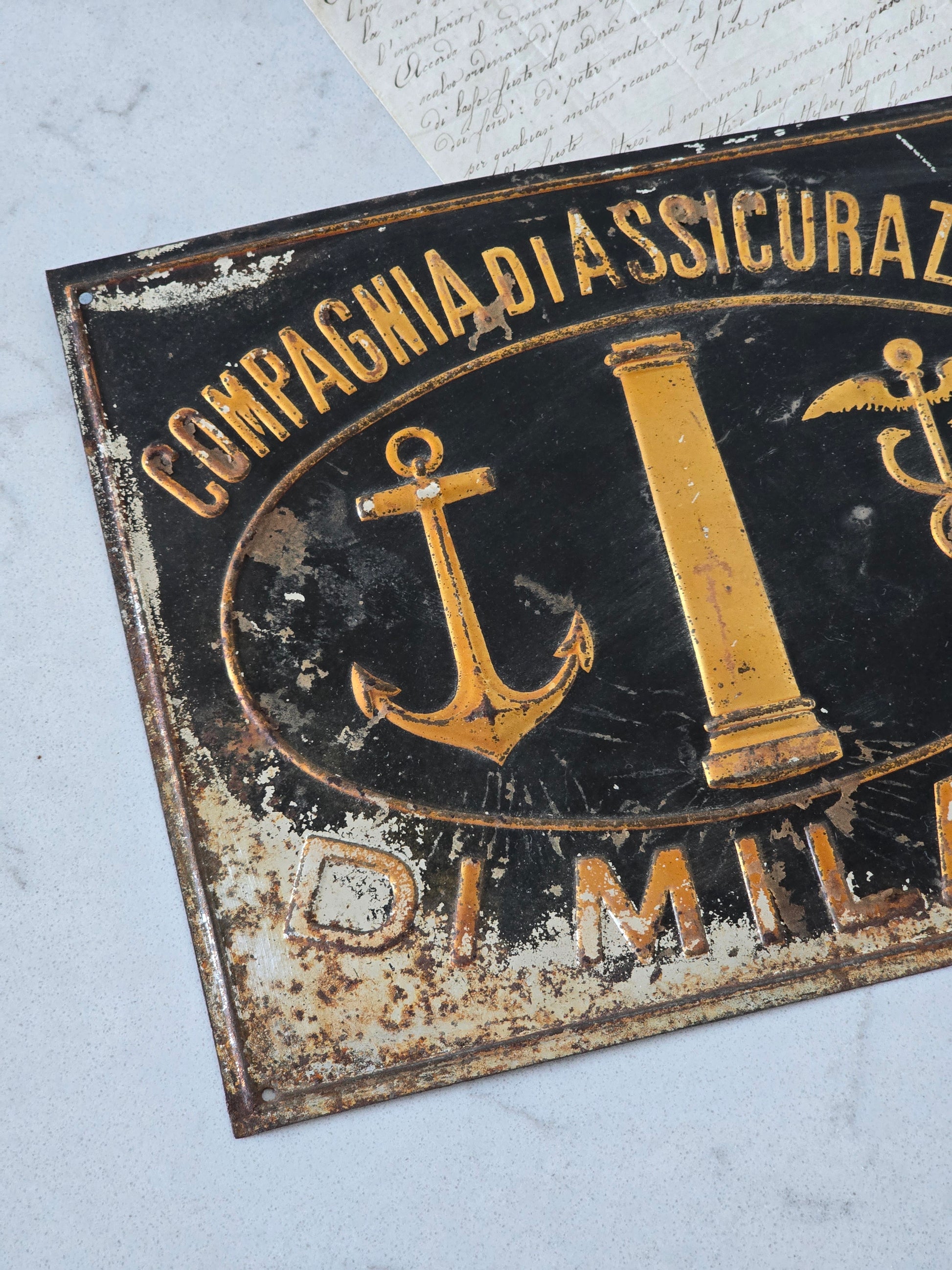 Italialainen vanha vakuutusyhtiön kyltti