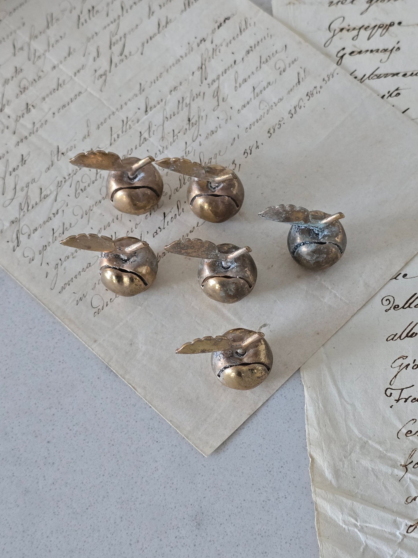 Messinginväriset omena-korttipidikkeet 6 kpl