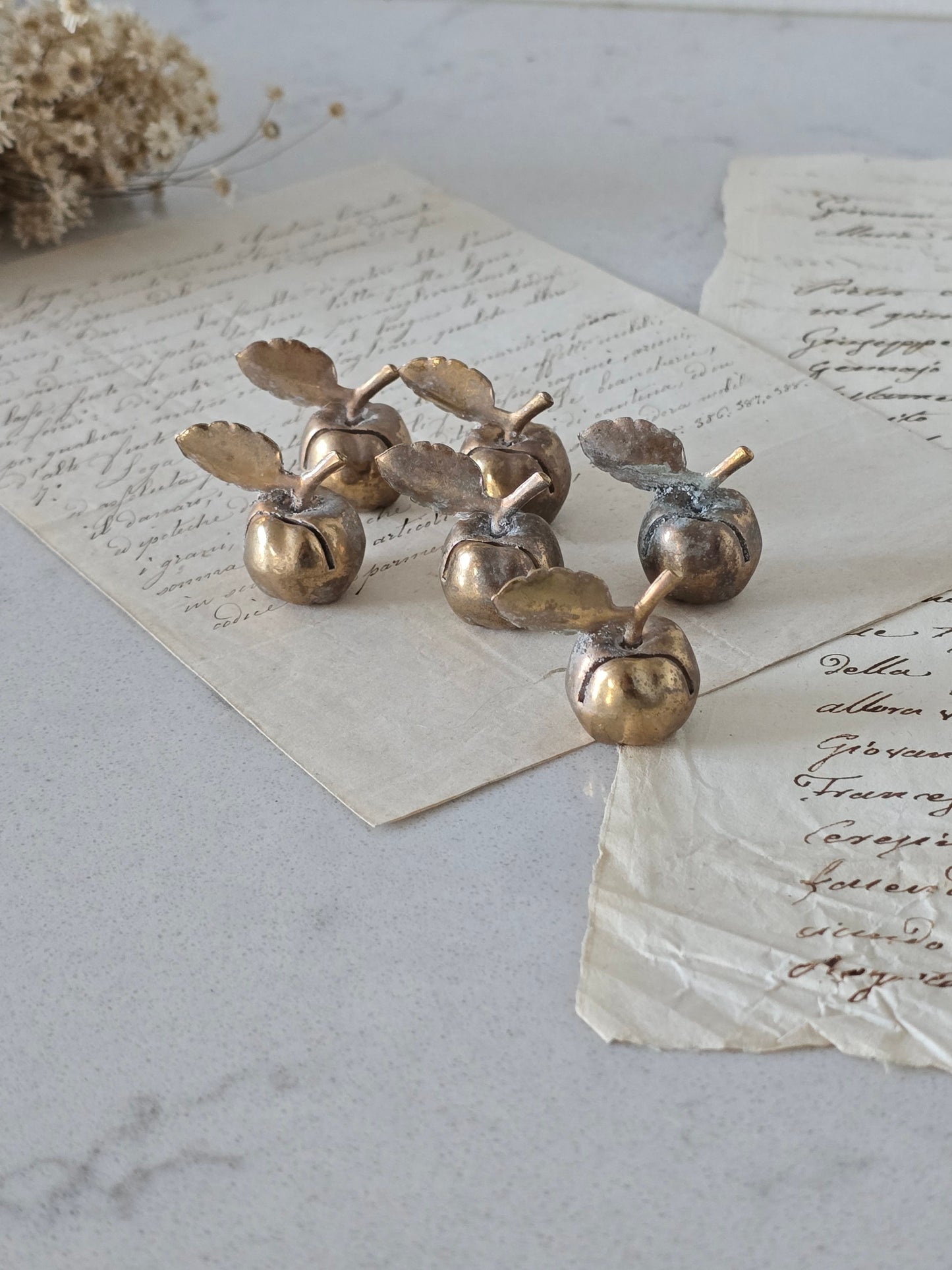 Messinginväriset omena-korttipidikkeet 6 kpl