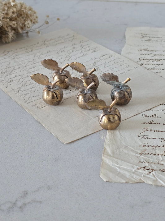 Messinginväriset omena-korttipidikkeet 6 kpl