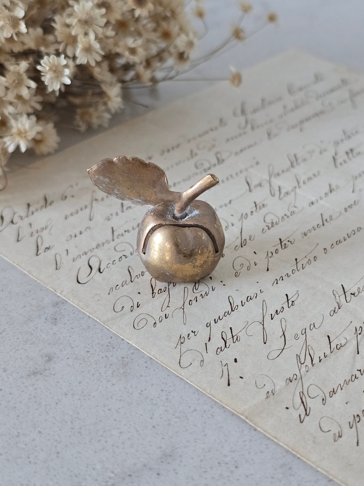 Messinginväriset omena-korttipidikkeet 6 kpl