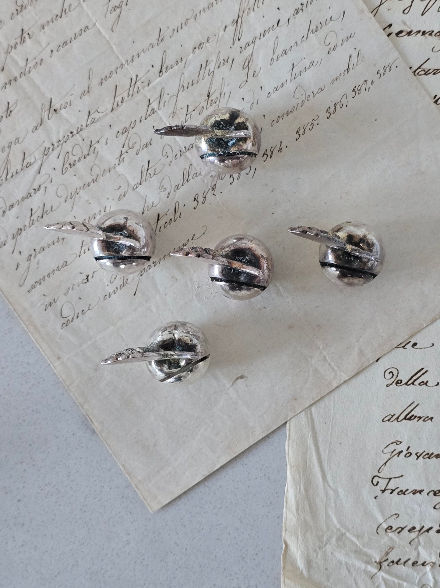 Uushopeiset omena-korttipidikkeet