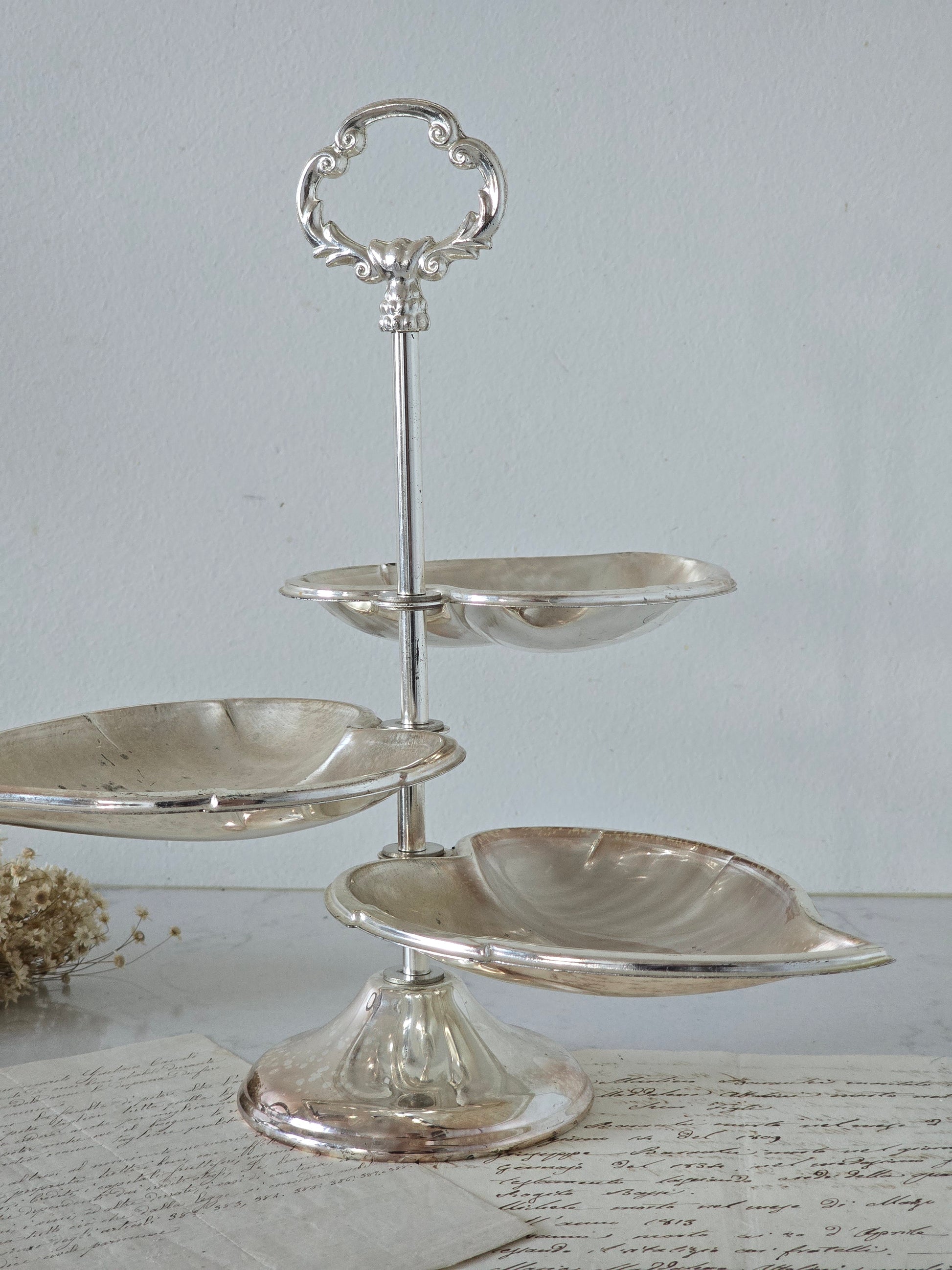 vintage lehti-kerrostarjoiluastia