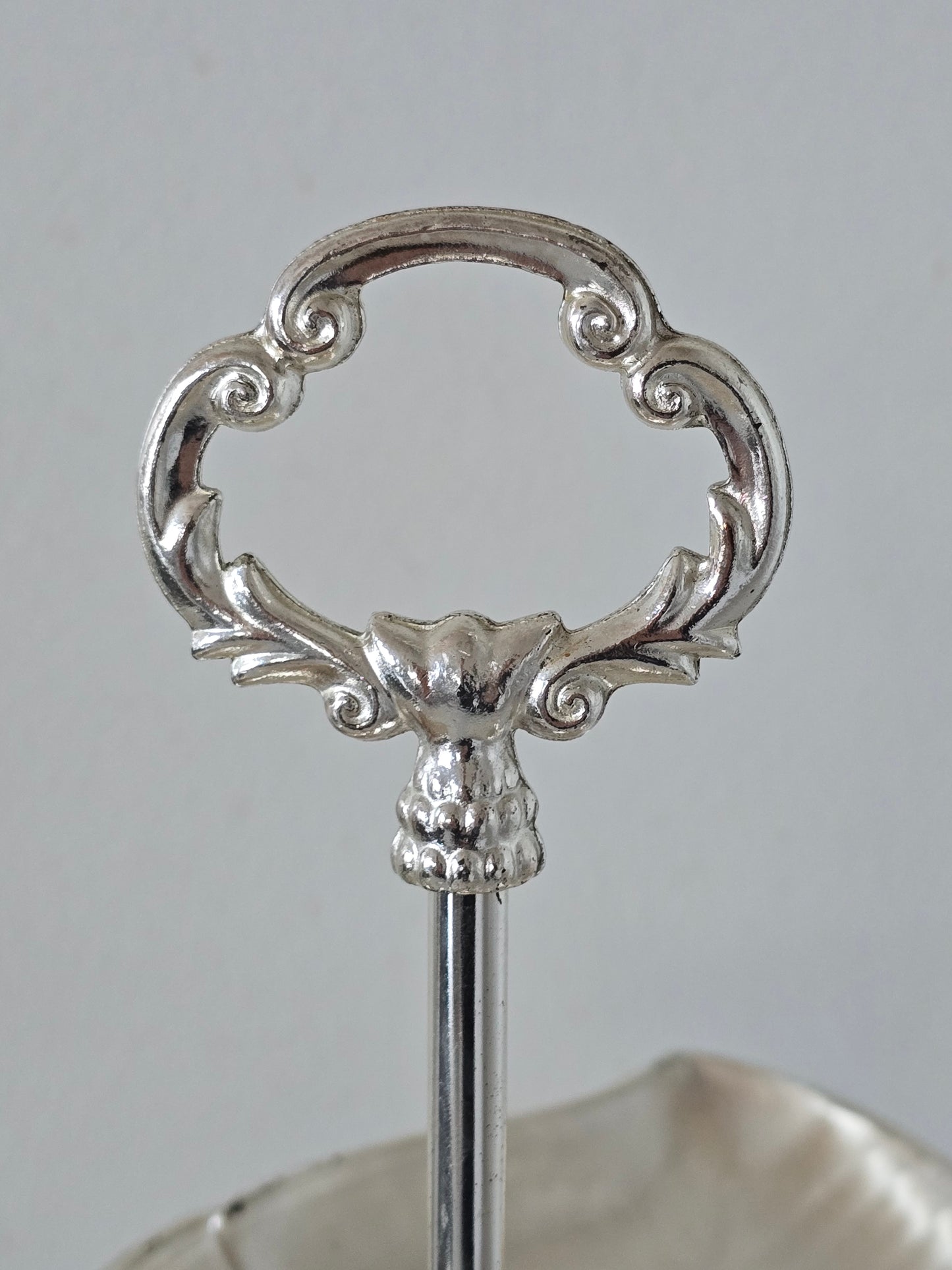 vintage lehti-kerrostarjoiluastia