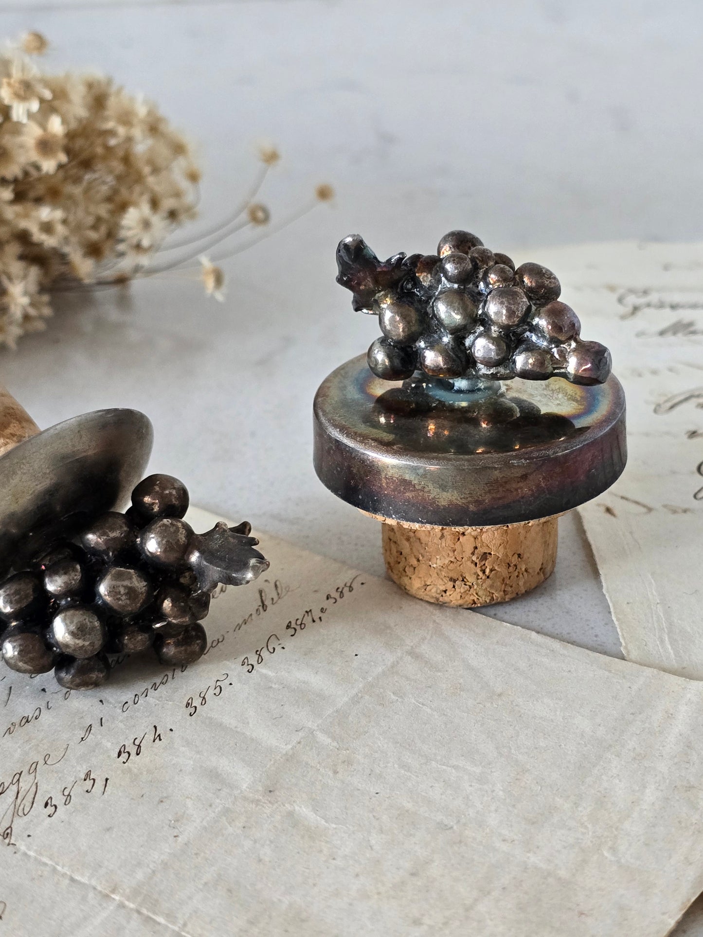 vanhat rypälekoristeiset vintage korkit